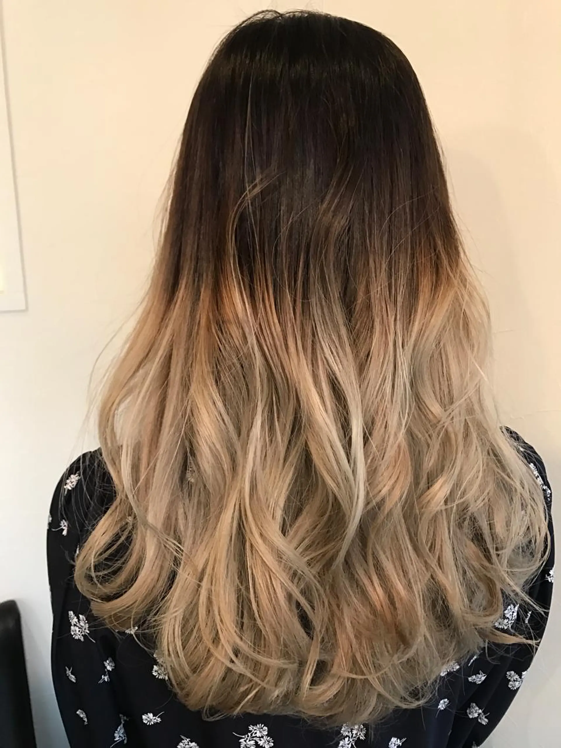 ロング カラー ブリーチ グラデーションカラー シルバー パーマ、髪質改善 川崎祐介のヘアスタイル