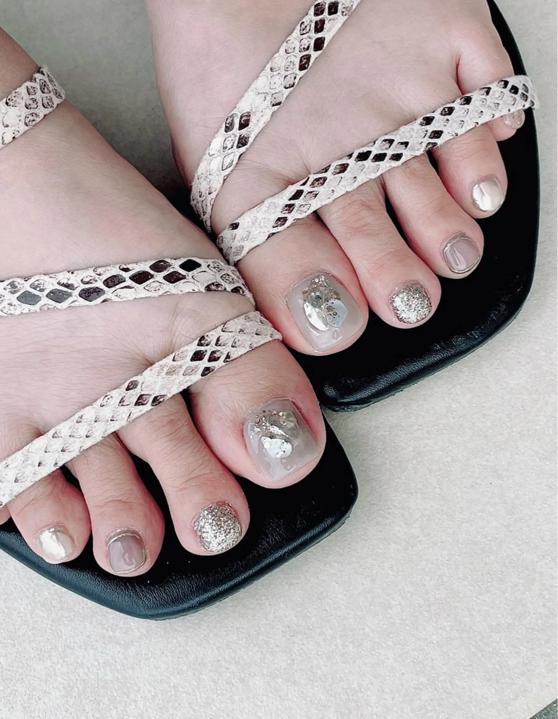 ネイル アートネイル フットネイル ラメ(グリッター) ミラーネイル ストーンネイル Lilly Co.のネイルデザイン