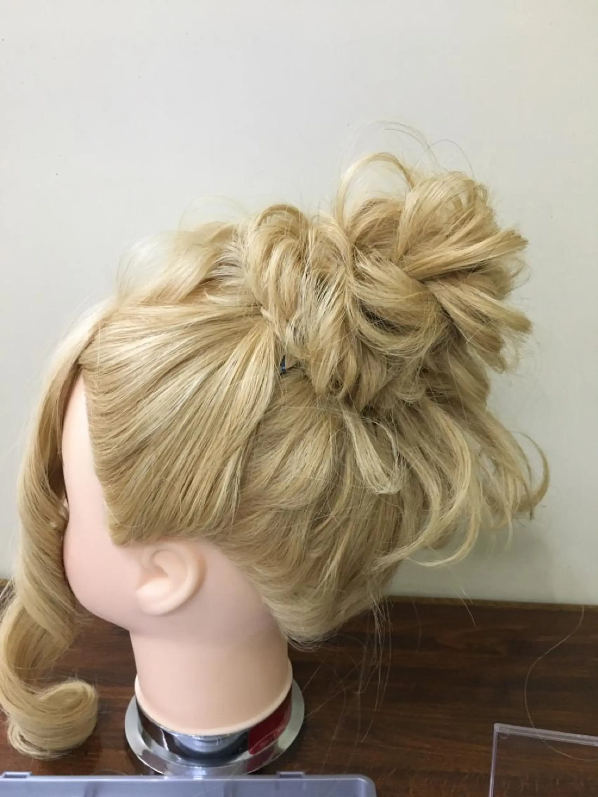 ヘアアレンジ お団子ヘア クリスタルマジック hair &　eyeのヘアスタイル