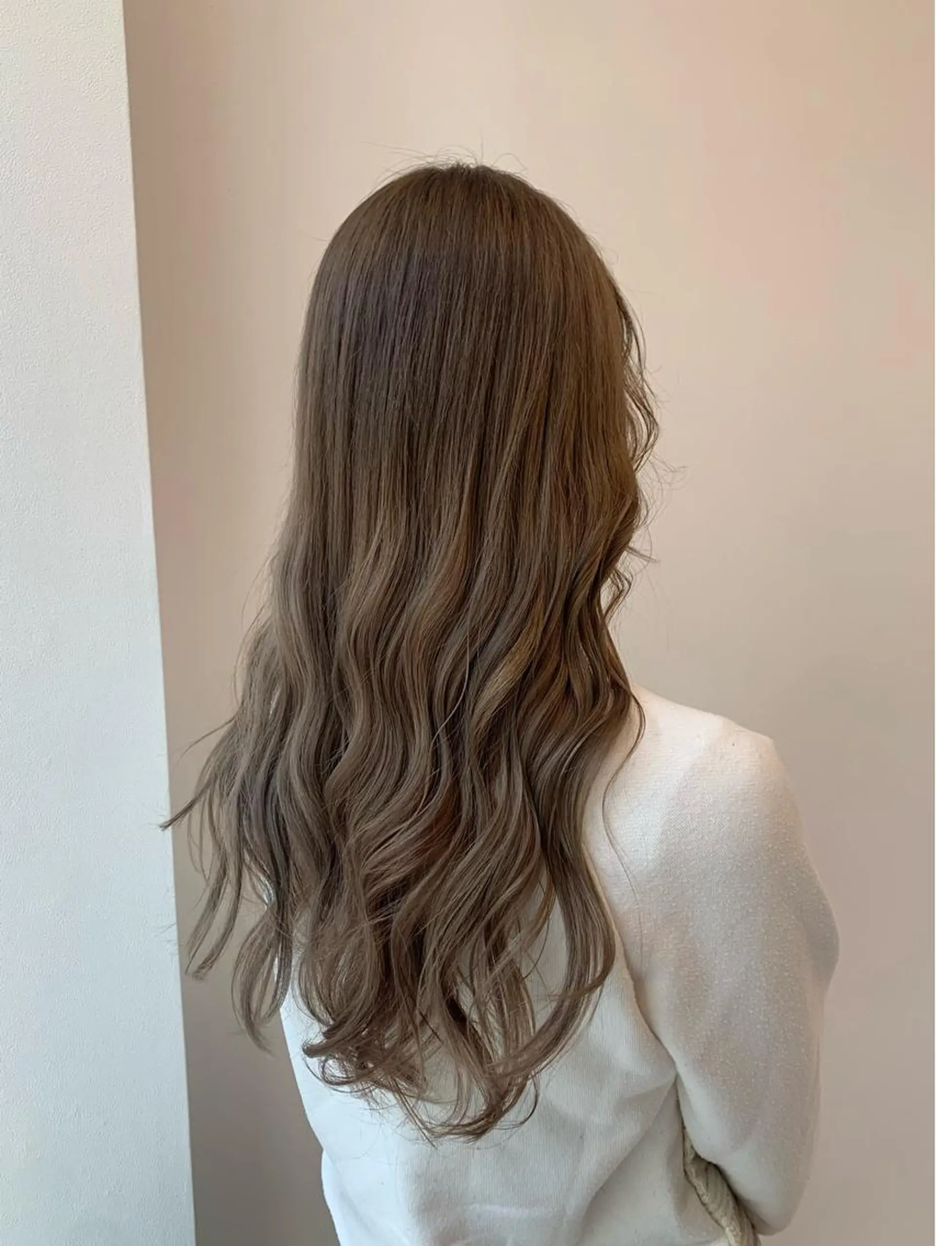 セミロング カラー ベージュカラー ミルクティーベージュ カット ヘアカラー トリートメント イエナ所属・村山 美空のヘアスタイル