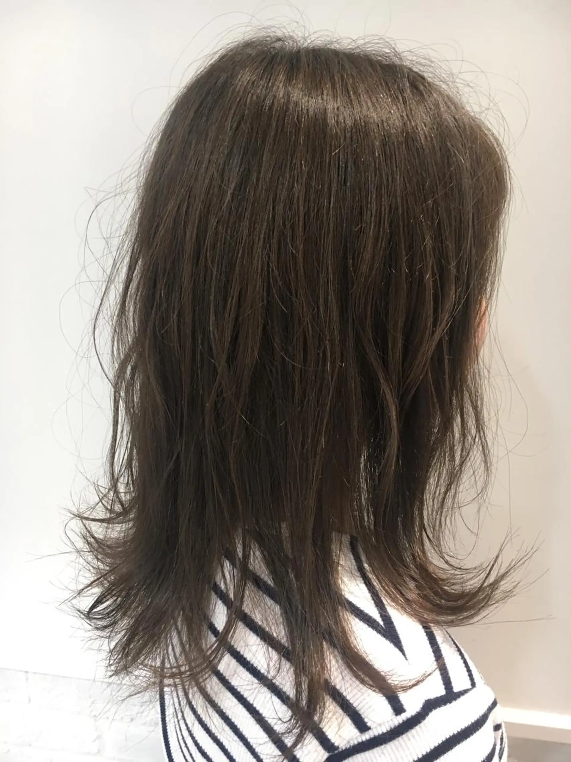 カラー アッシュ アッシュグレー アッシュグレージュ グレージュ ハイライトカラー 江原 彩華のヘアスタイル