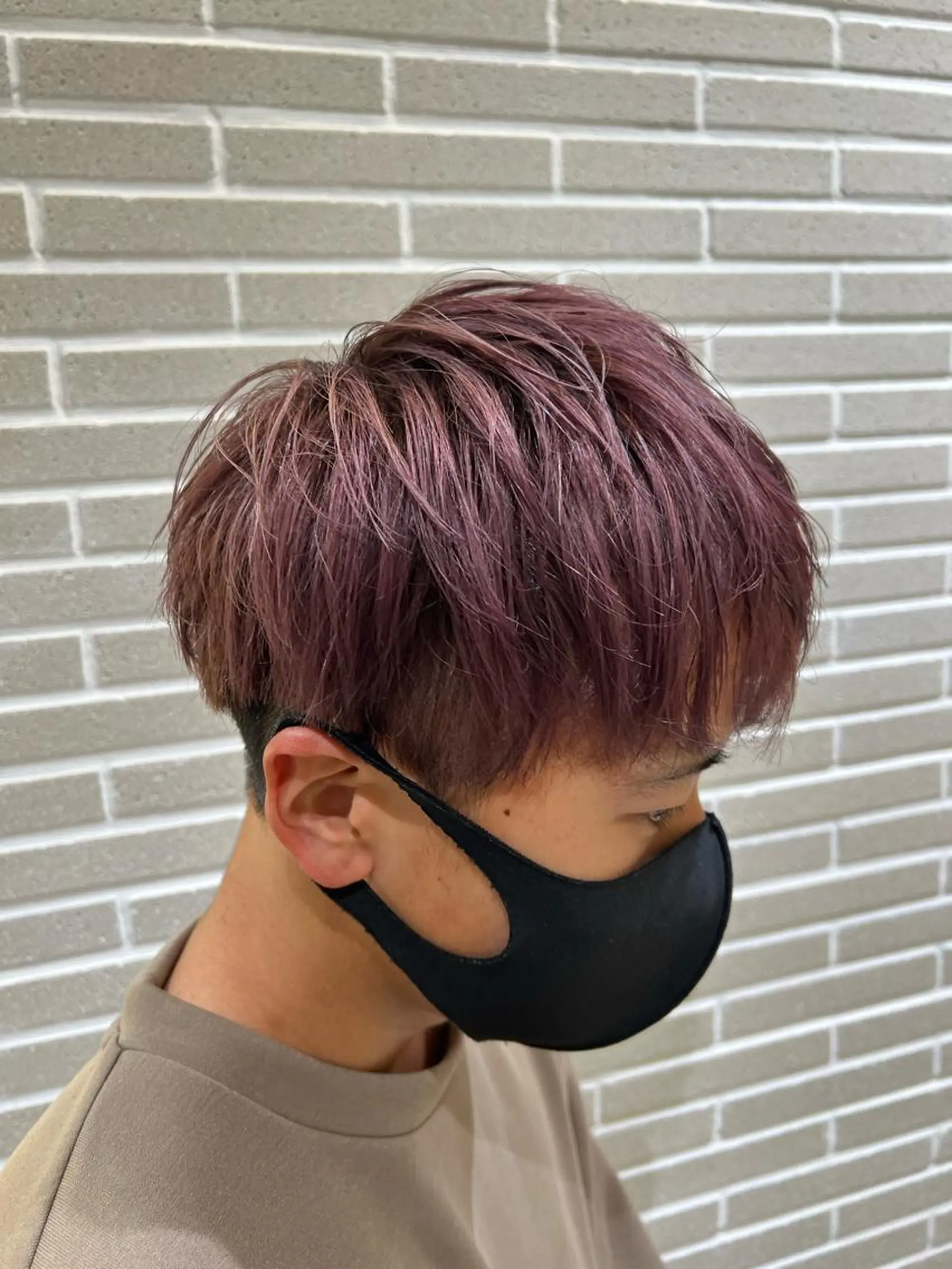 カラー メンズ ピンクカラー ピンクパープル カット ヘアカラー 赤本悠斗波巻きパーマ メンズパーマのヘアスタイル