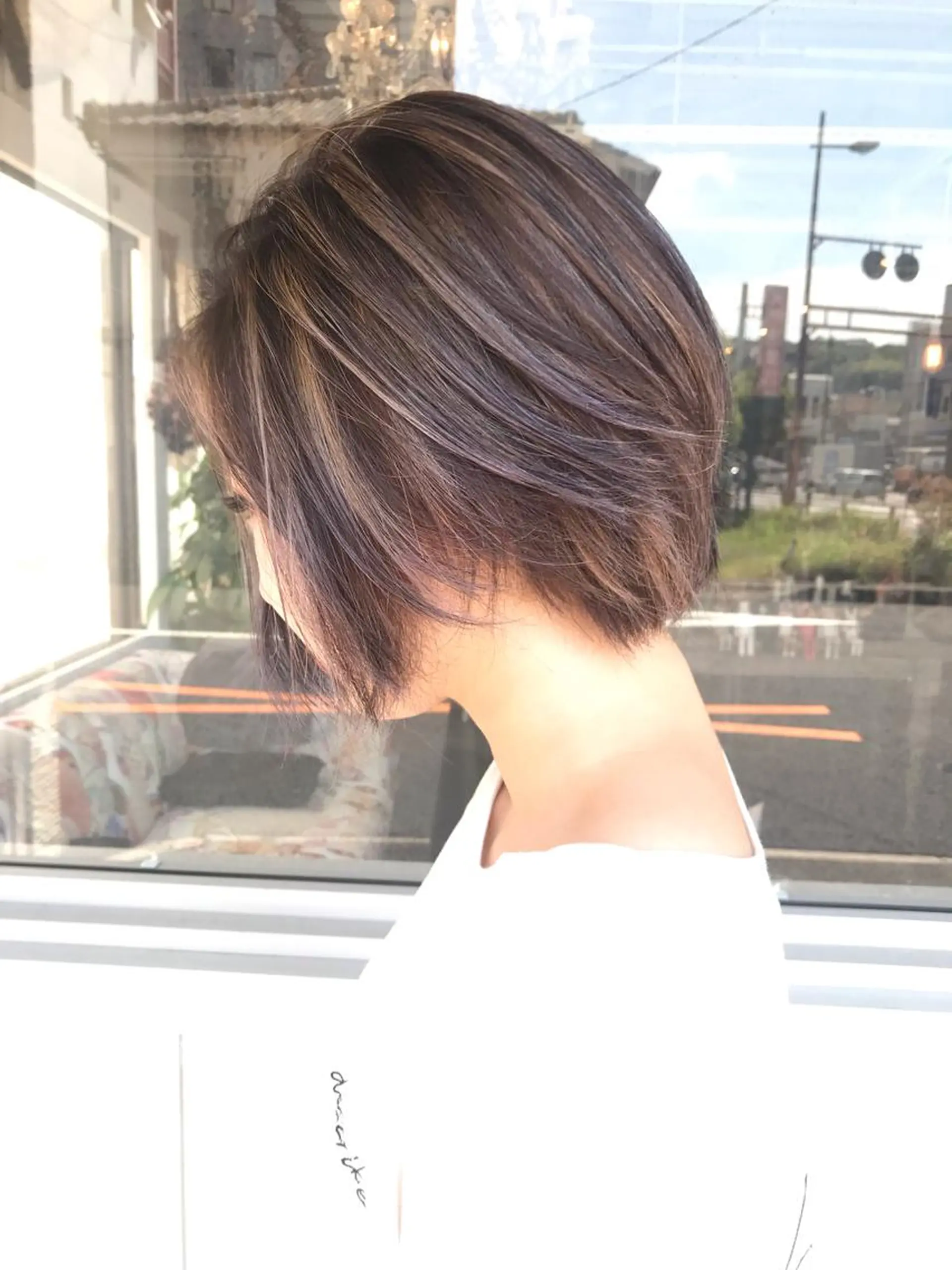 ショート カラー ヘアアレンジ お団子ヘア 切りっぱなしボブ バレイヤージュ ブリーチ デザインカラー Mariana/ 鶴原-ハイライトのヘアスタイル