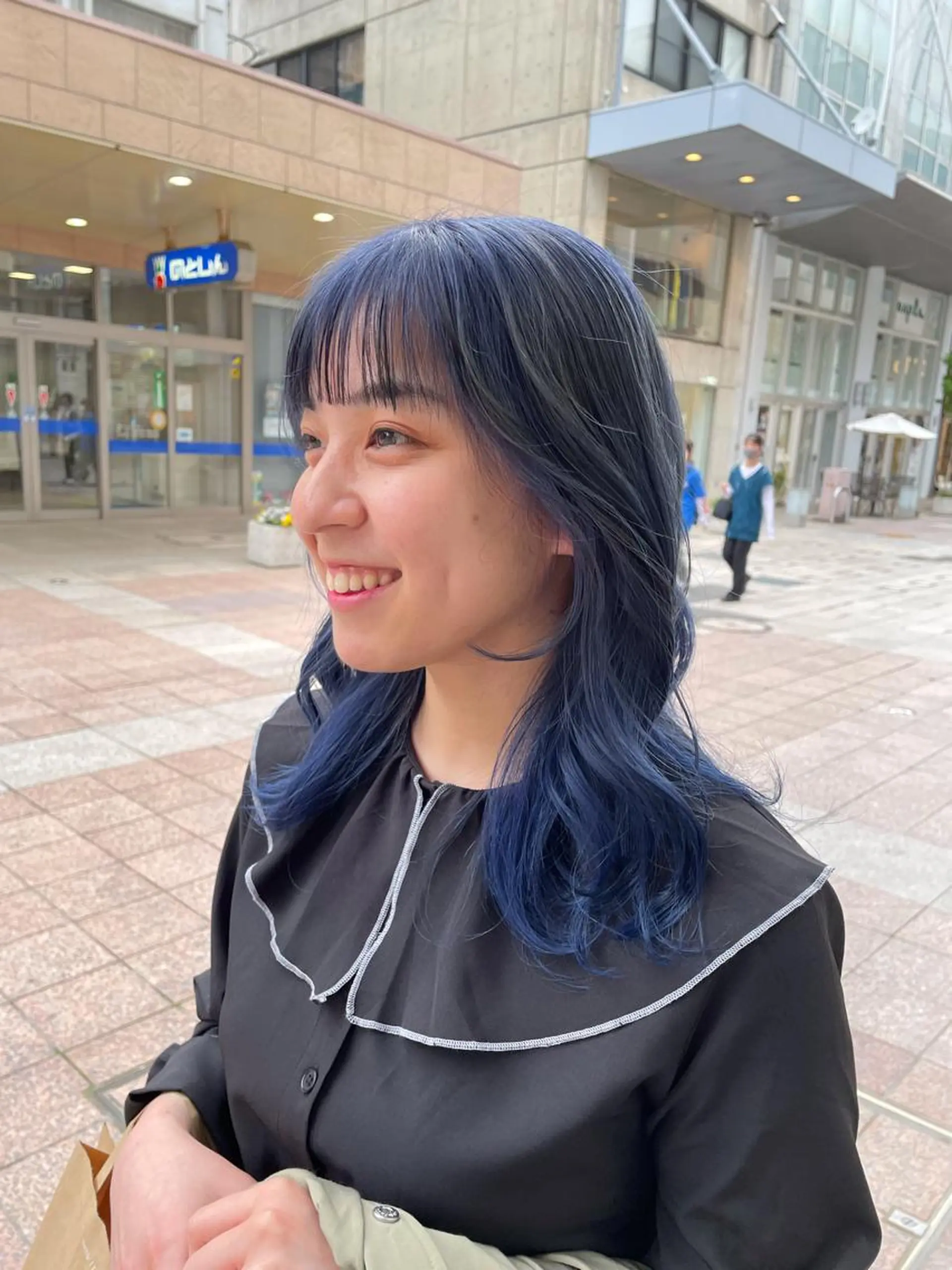 セミロング カラー ヘアアレンジ ブリーチ 顔周りカット 山下 とよかのヘアスタイル