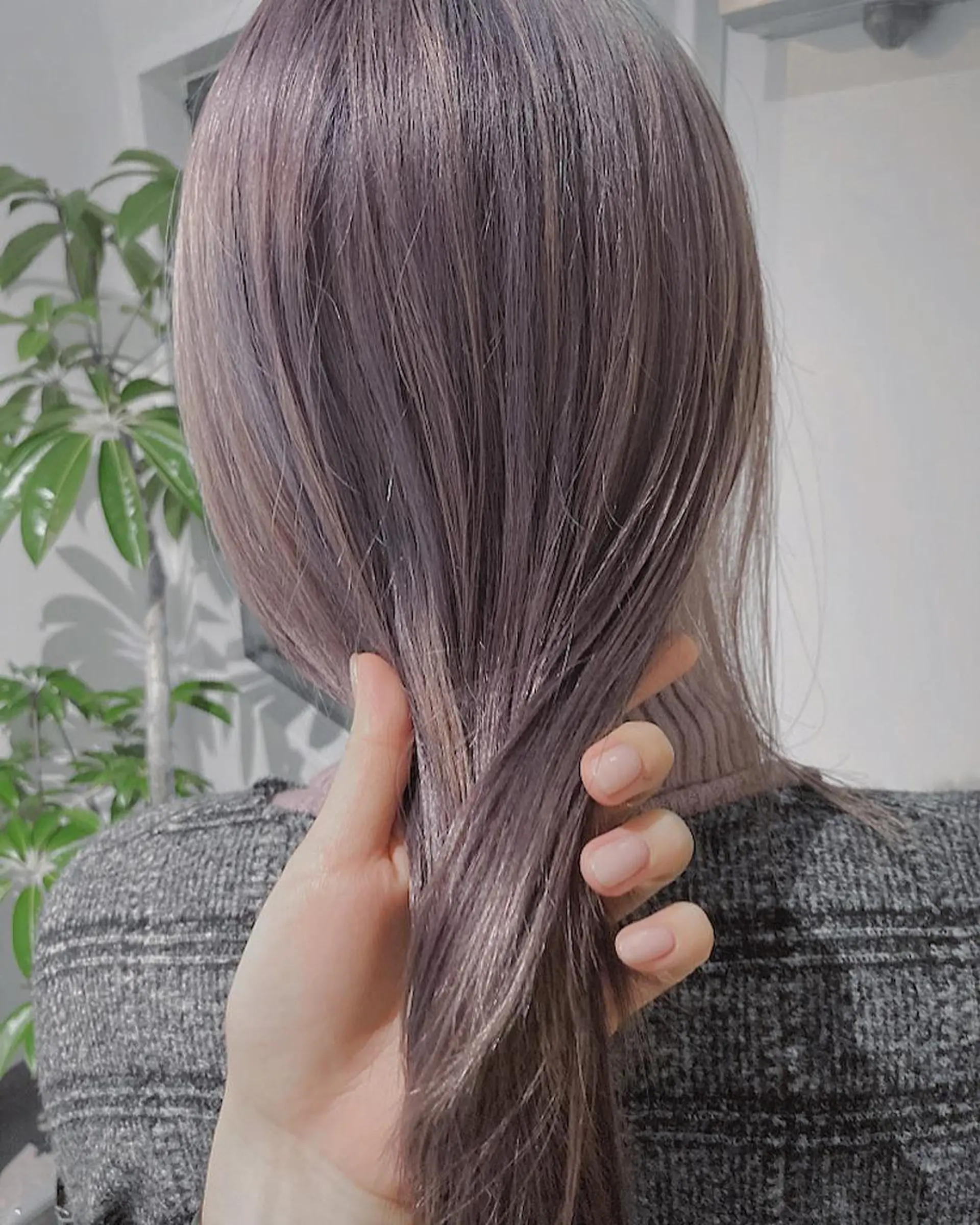 セミロング カラー ブリーチ ラベンダーカラー 佐伯 和佳のヘアスタイル