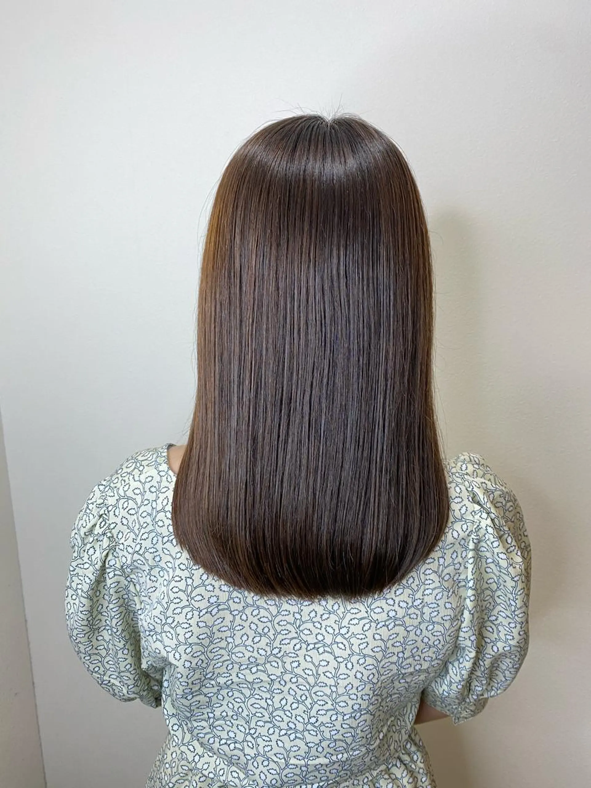 セミロング カラー カット 縮毛矯正 トリートメント 岩崎 昭憲のヘアスタイル