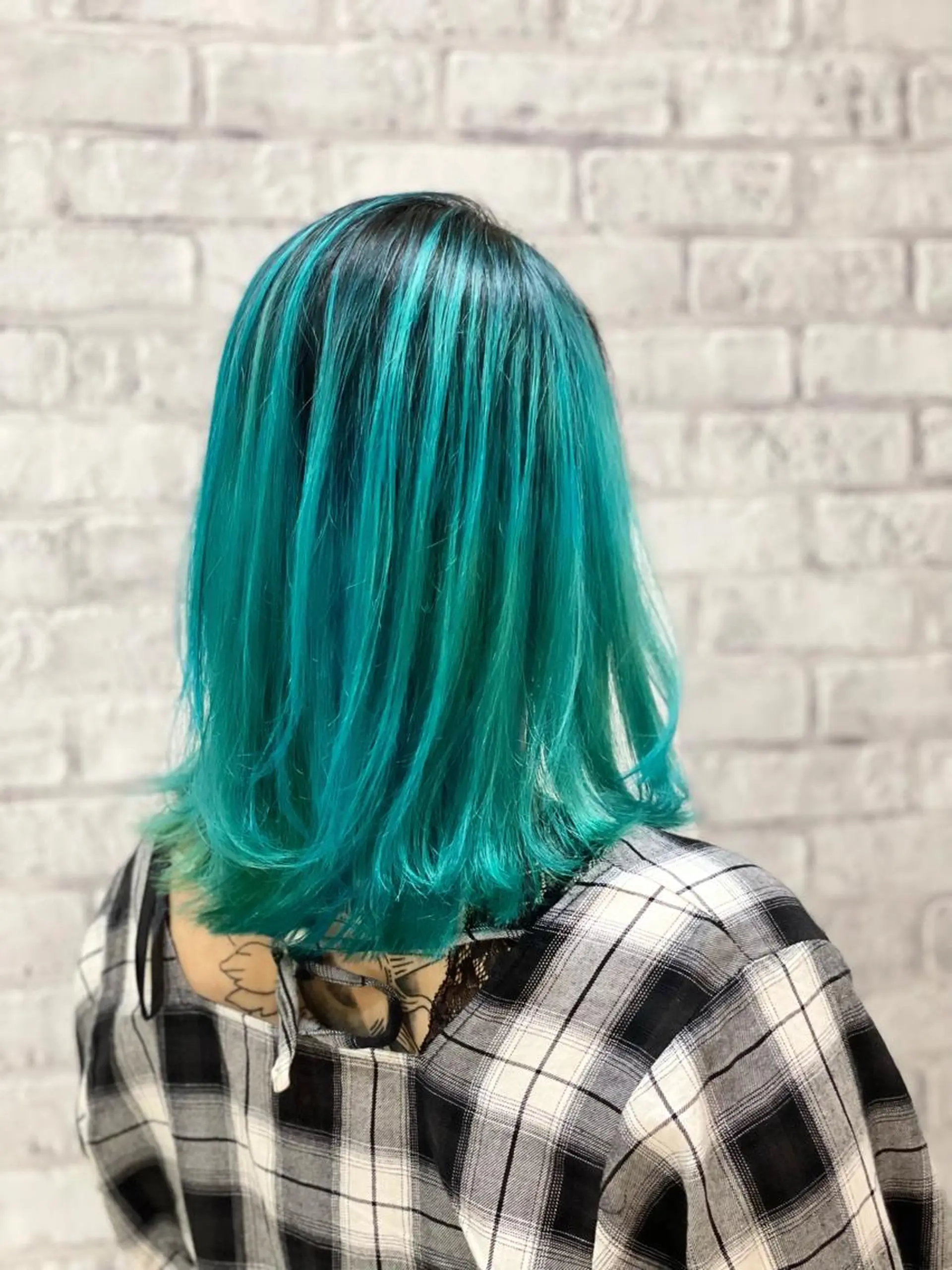 ショート カラー ヘアアレンジ バレイヤージュ エメラルドグリーン ボブ レイヤーカット ショートヘア ヘアカラー トリートメント 秋山 幸太のヘアスタイル