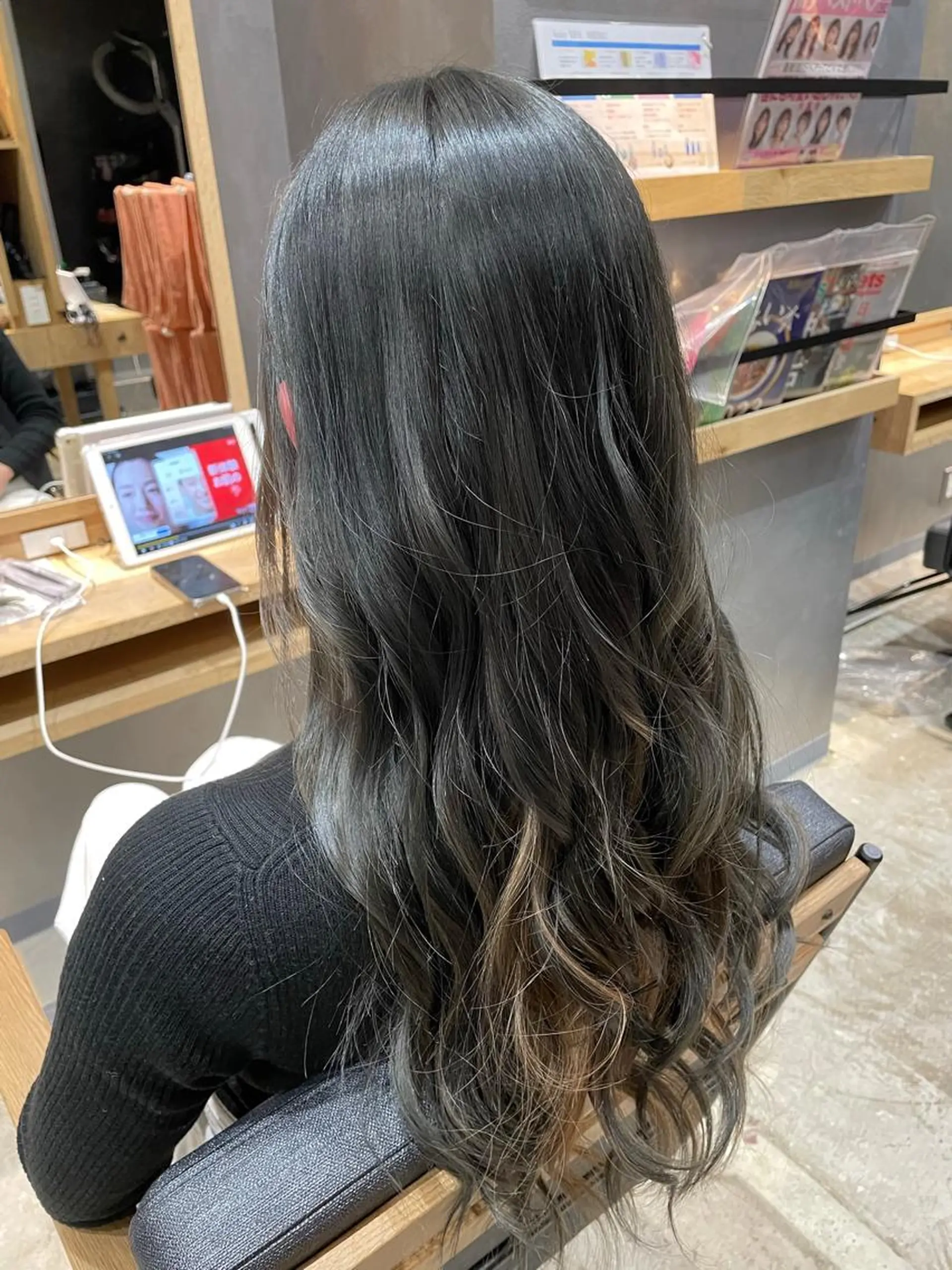 ロング カラー グレージュ オリーブグレージュ オリーブグレー inity　杉本 美羽のヘアスタイル