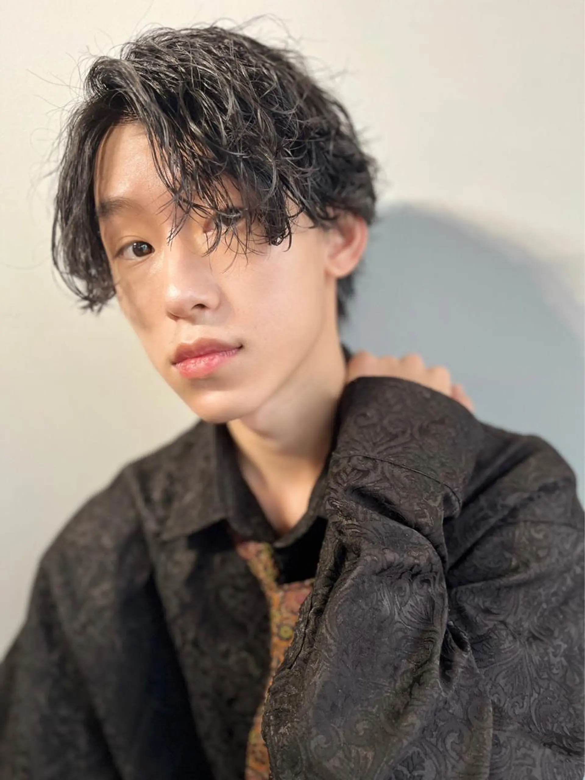 ミディアム パーマ メンズ ミディアムパーマ メンズバレイヤージュ メンズブリーチ センターパート メンズハイライト ☀️Luana☀️ 公式/大通のヘアスタイル