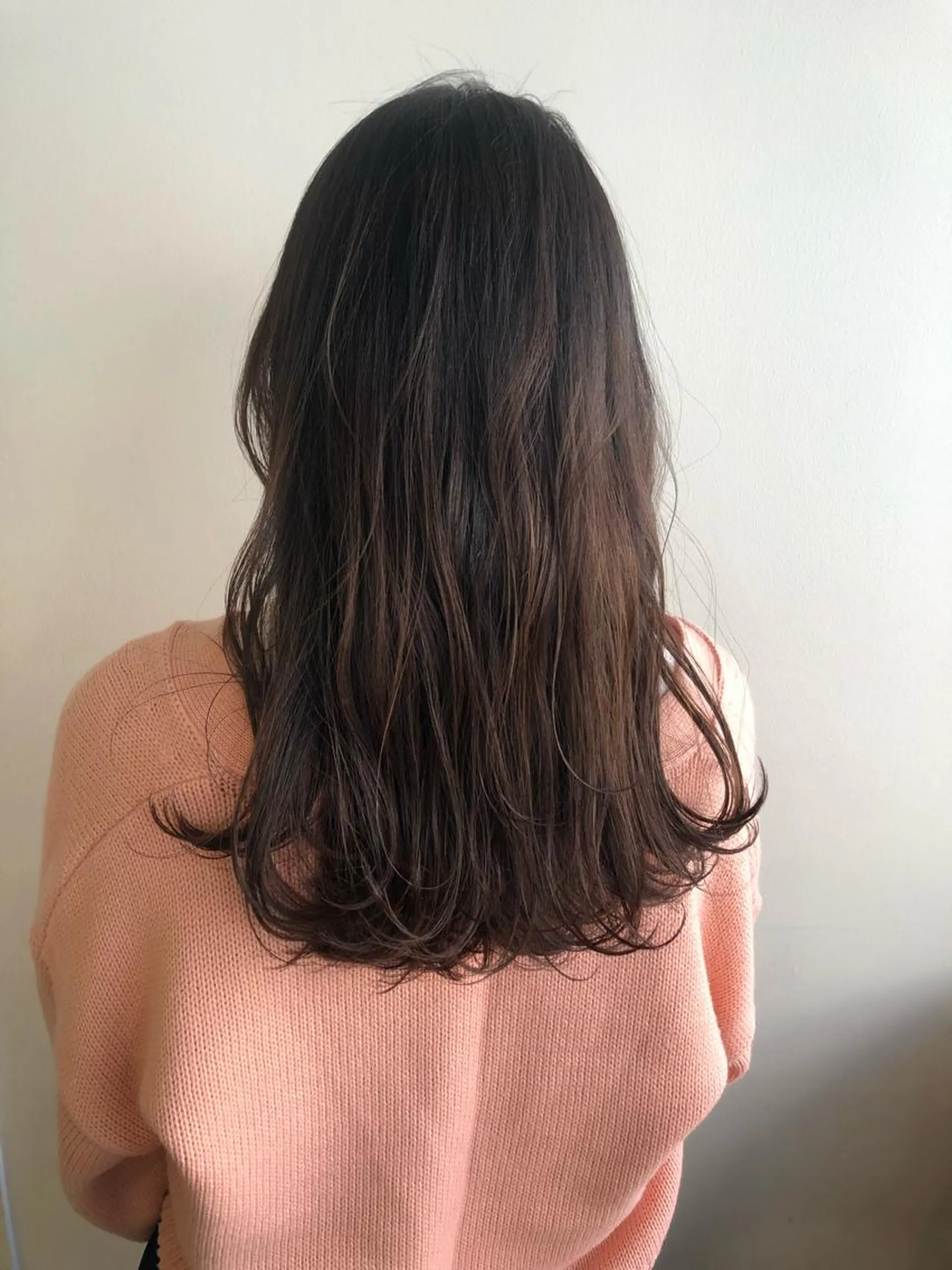 セミロング MIOベージュカラー 柔らかいカラーのヘアスタイル