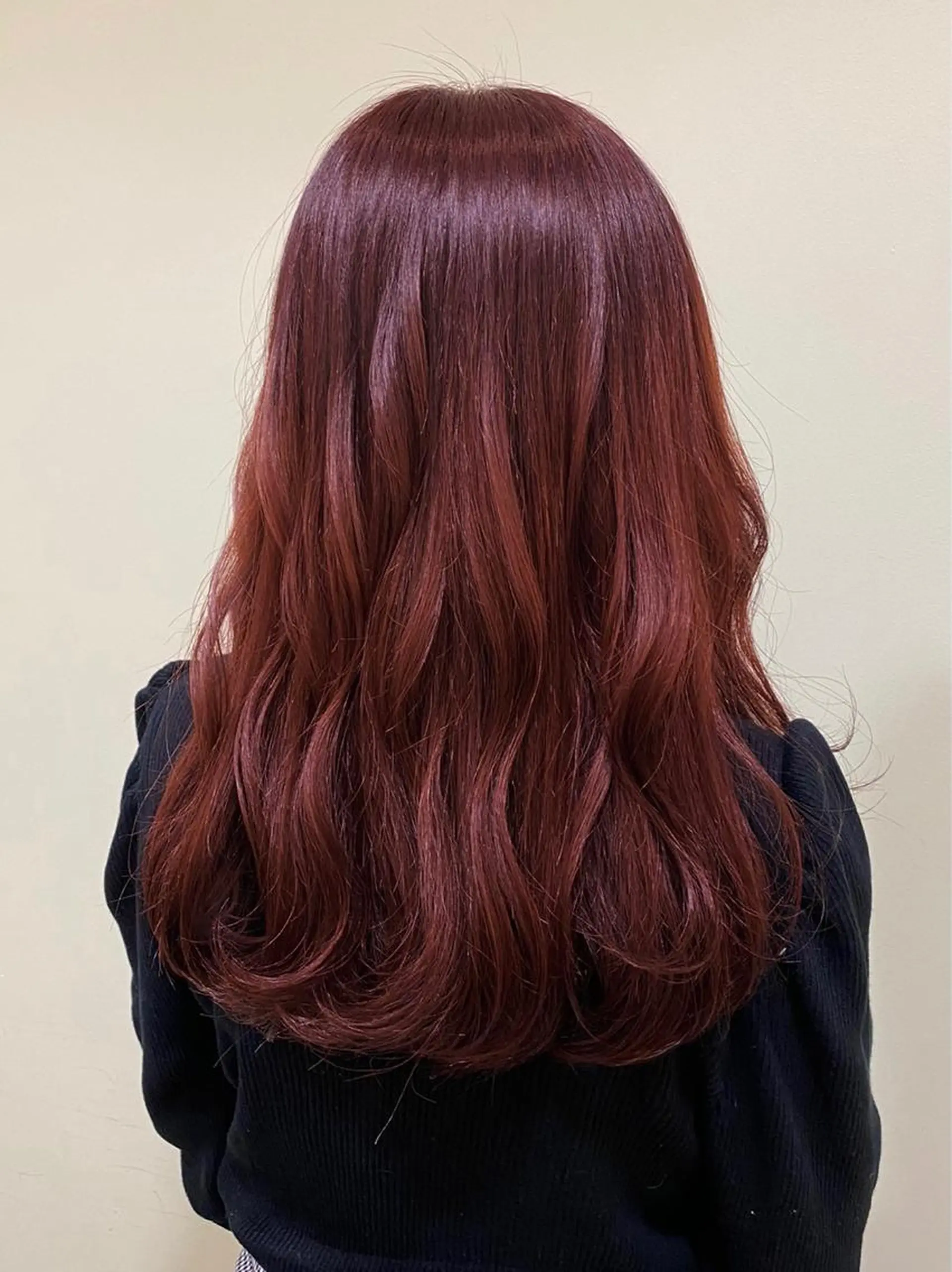 セミロング ANNA ／艶髪／ハイトーンのヘアスタイル