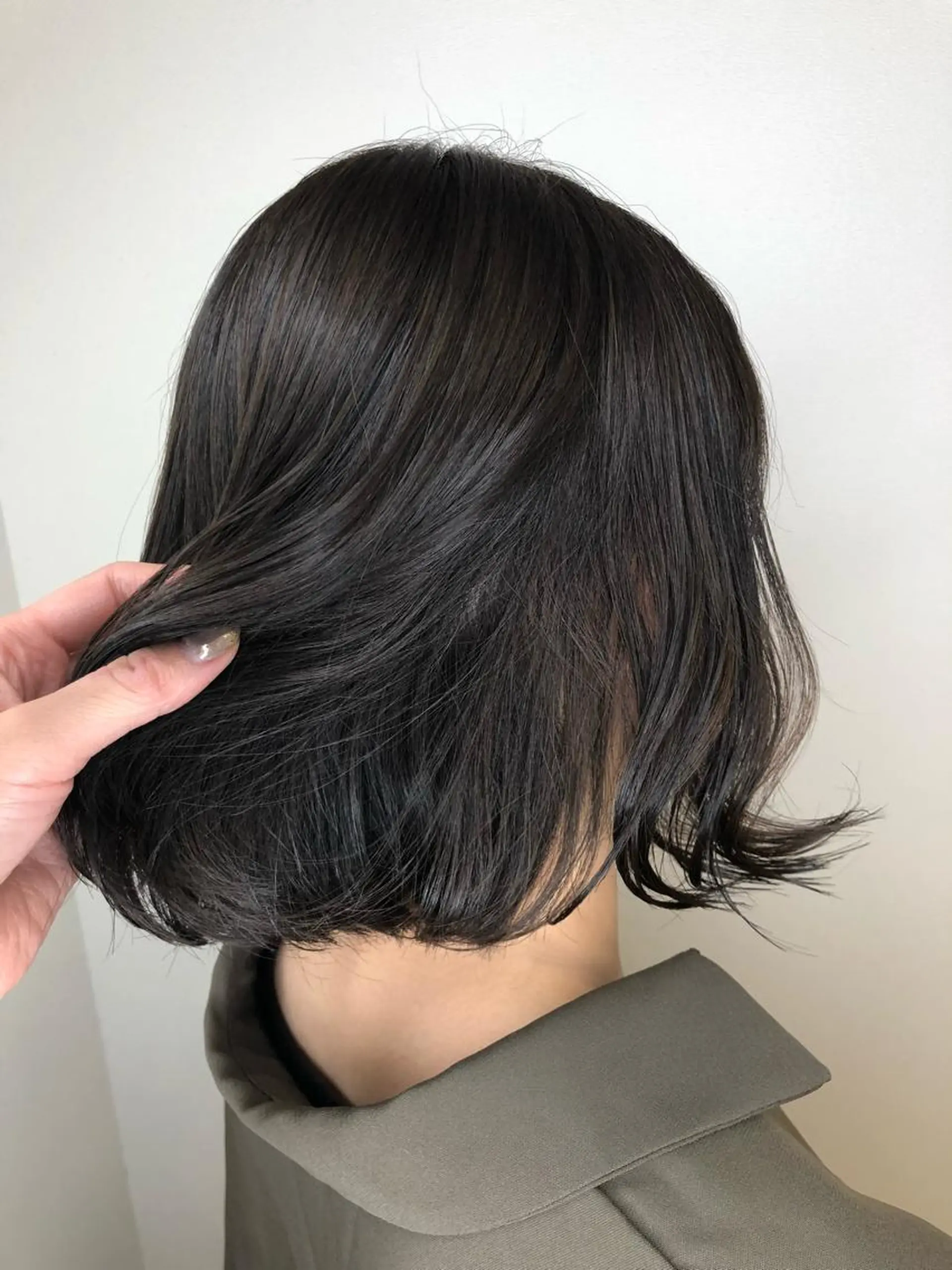 ミディアム カラー ウルフカット／吉村 桃子のヘアスタイル