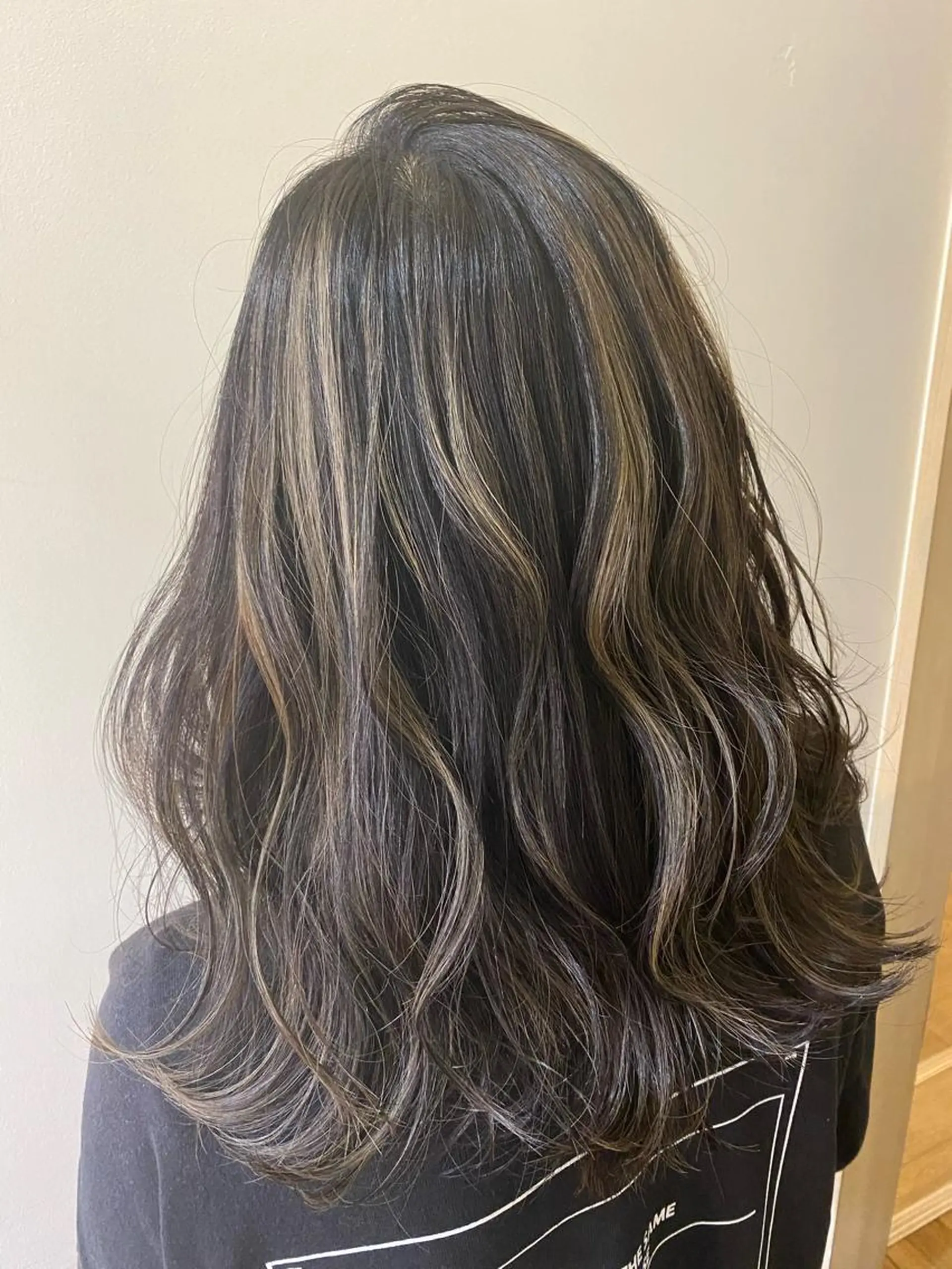 セミロング ハイライト 北山 なるみのヘアスタイル