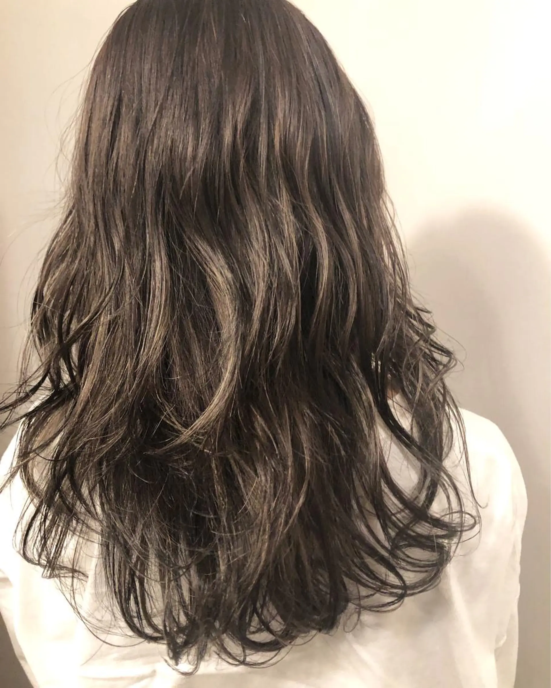 ロング カラー 岡田 拓也のヘアスタイル