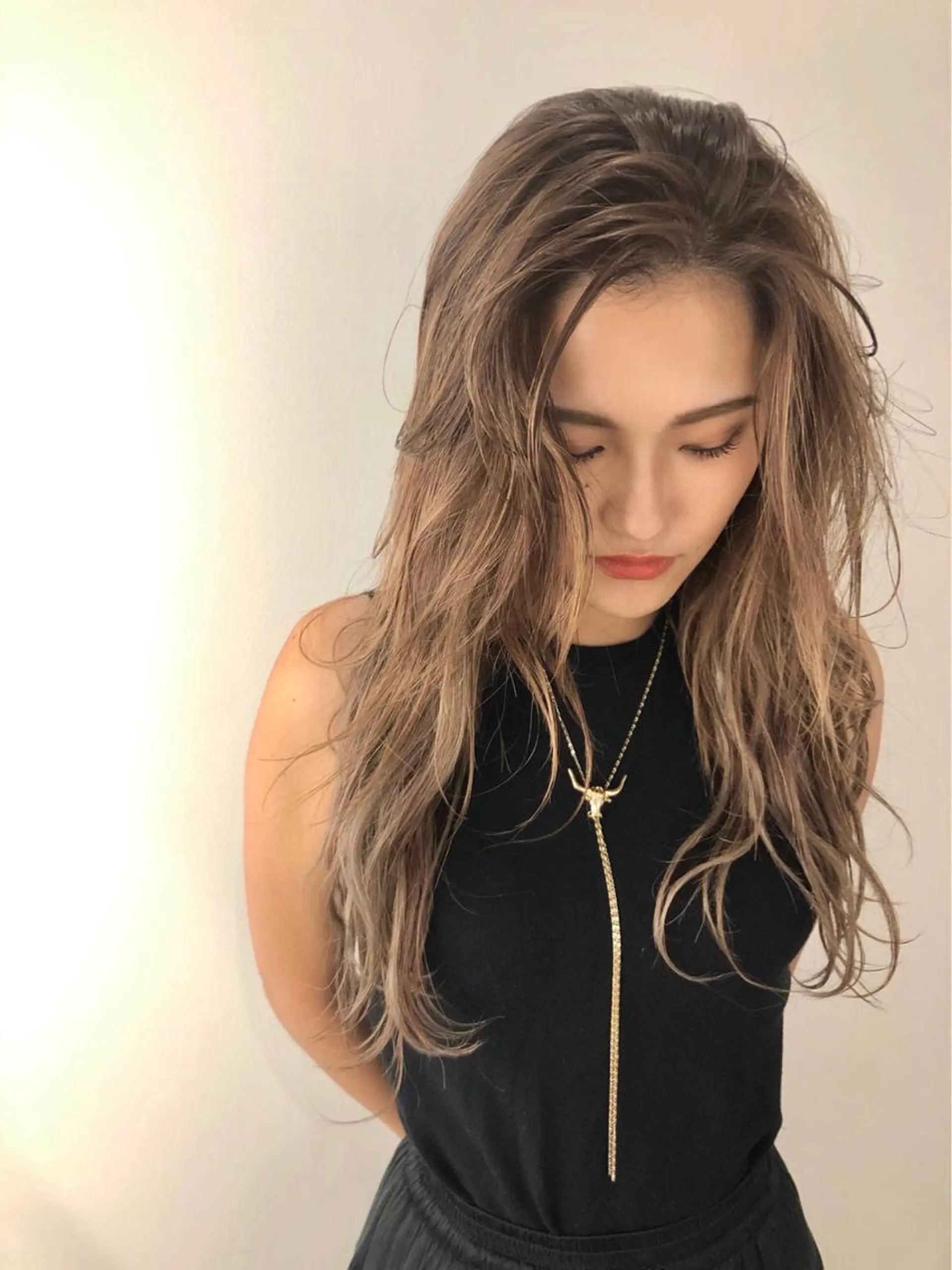 ロング カラー ベージュカラー ハイライトカラー シアーベージュ ハイライト 透明感カラー＊ レイヤー/清水大地のヘアスタイル