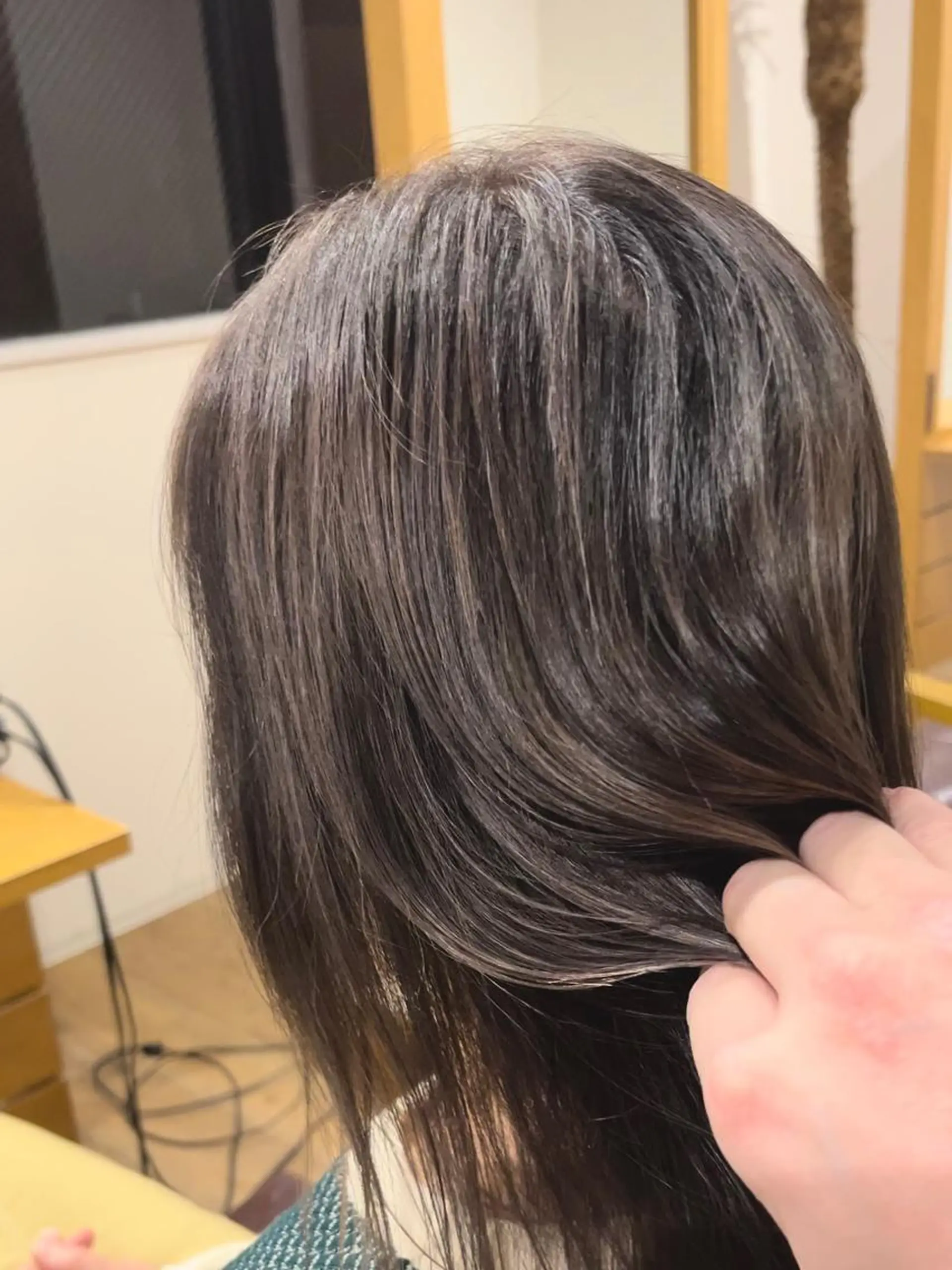 ミディアム カラー バレイヤージュ ブリーチ グレージュ レイヤーカット 縮毛矯正 KIZU 髪質改善 オカルト怪談のヘアスタイル