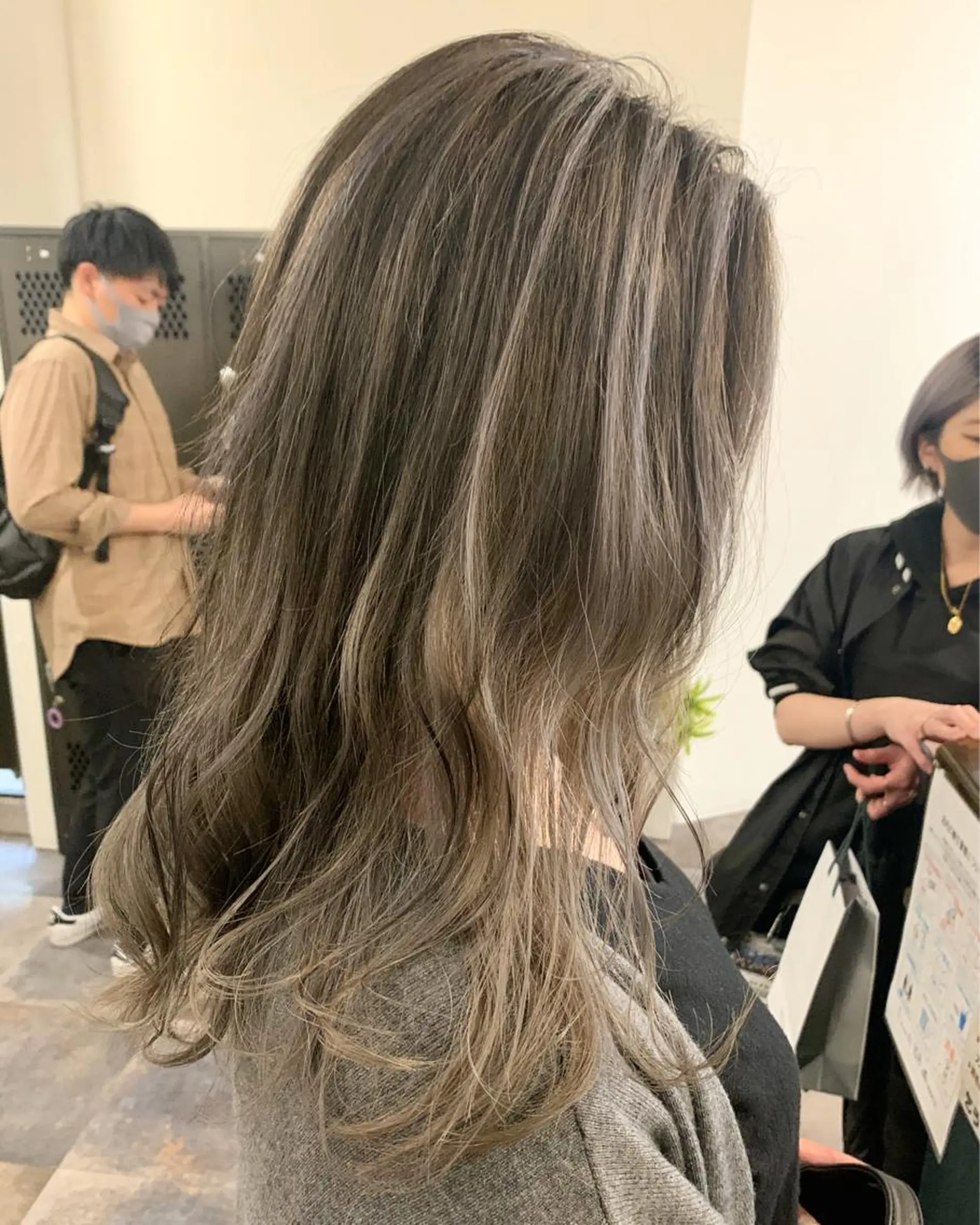 ロング カラー ヘアアレンジ バレイヤージュ ベージュカラー シルバー シルバーベージュ レイヤーカット カット ヘアカラー 🧶ブリーチカラー TERU🧶のヘアスタイル