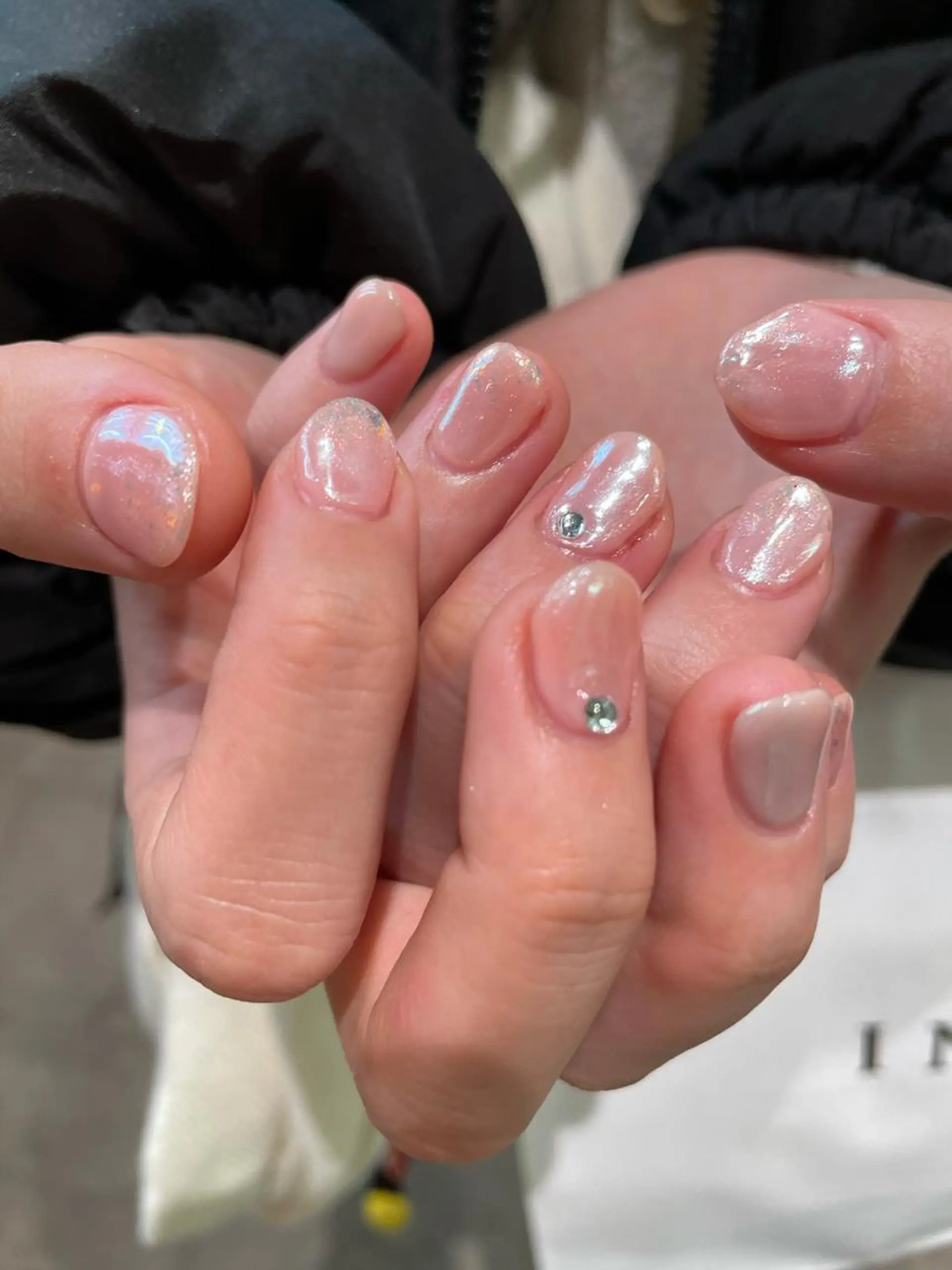 ネイル オーロラネイル オフィスネイル ストーンネイル ホワイト ハンドネイル ナチュラル透明感🌱 小山美樹子のヘアスタイル