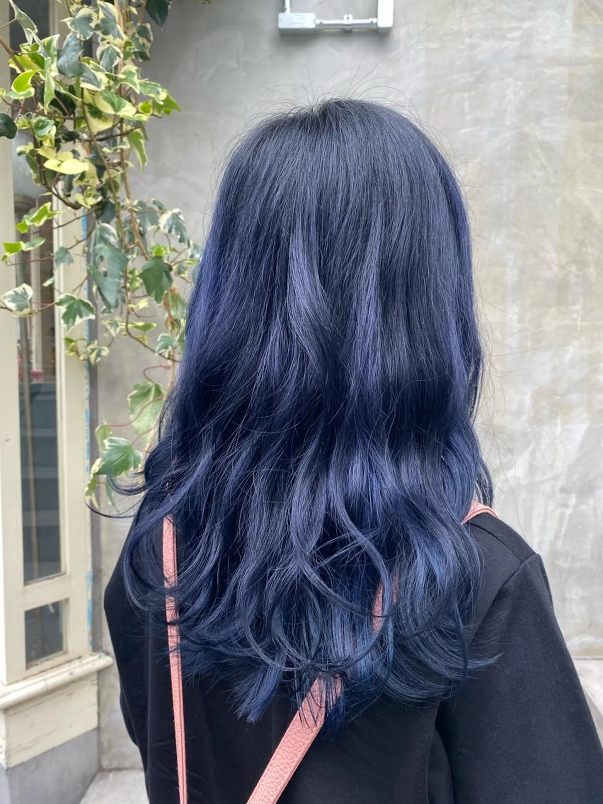 ロング カラー バレイヤージュ 黒髪 ブリーチ ブルーカラー ブルーブラック カット ヘアカラー トリートメント ♡オシャ髪♡AI ✂️newi町田のヘアスタイル