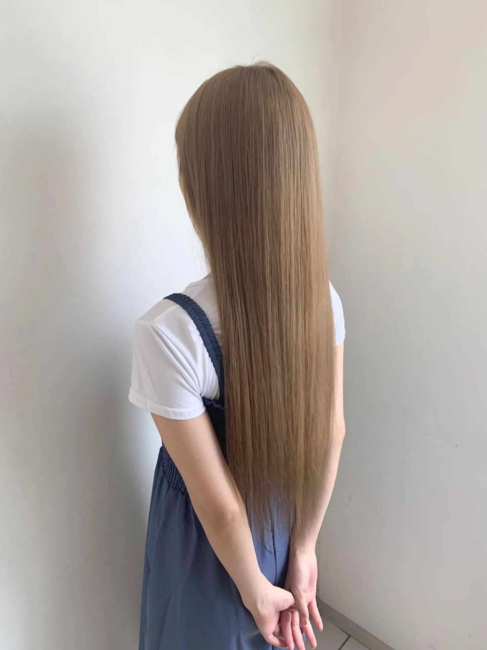 ロング カラー ベージュカラー ミルクティーベージュ ACRO梅田【アクロ】所属・髪質改善とカラーの人 倉友哉のヘアスタイル