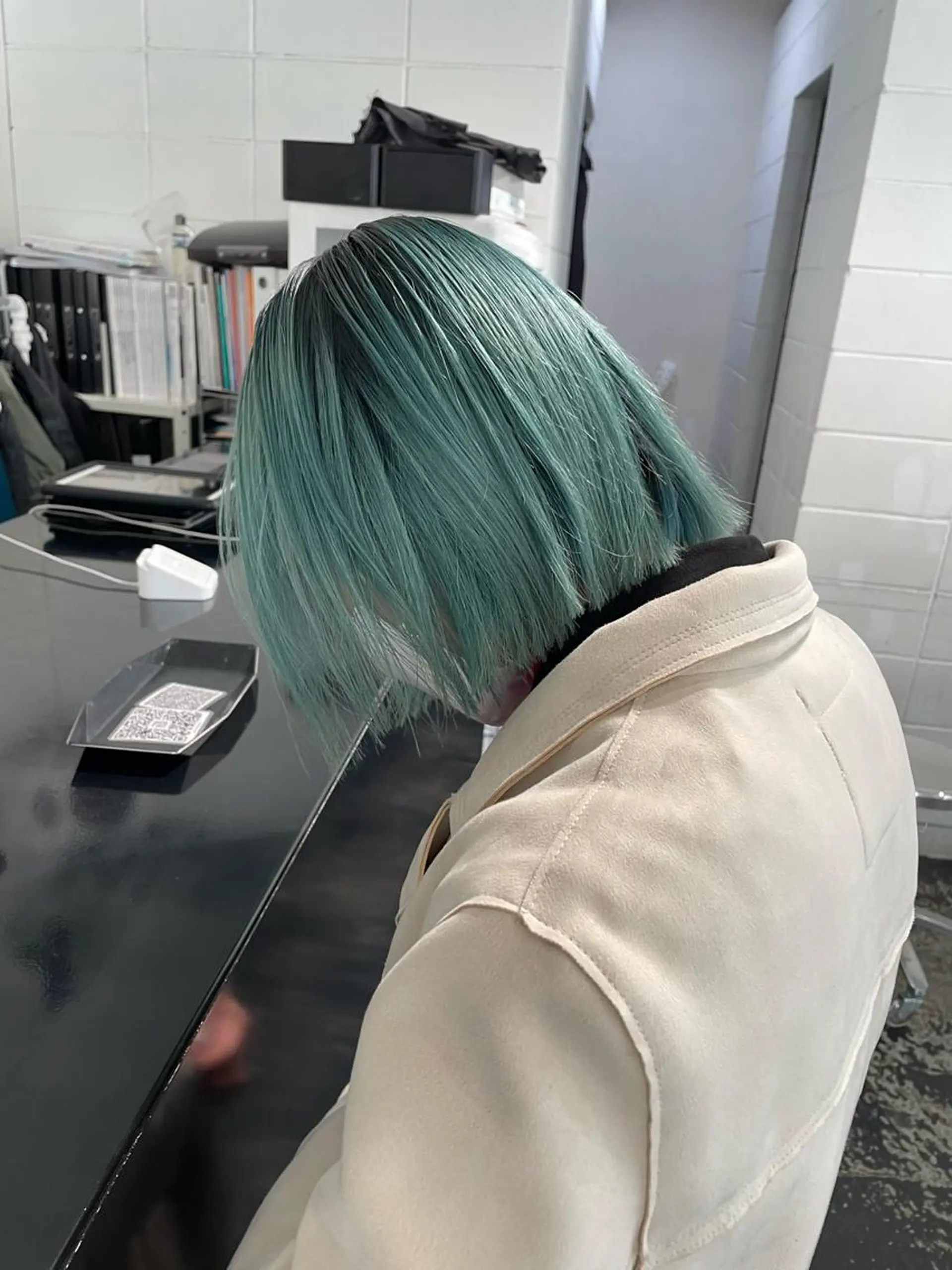 ミディアム カラー アッシュ アッシュブラウン アッシュグレー ミストバング ベージュカラー ヘアカラー トリートメント メンズカット/ スパイキーショートのヘアスタイル