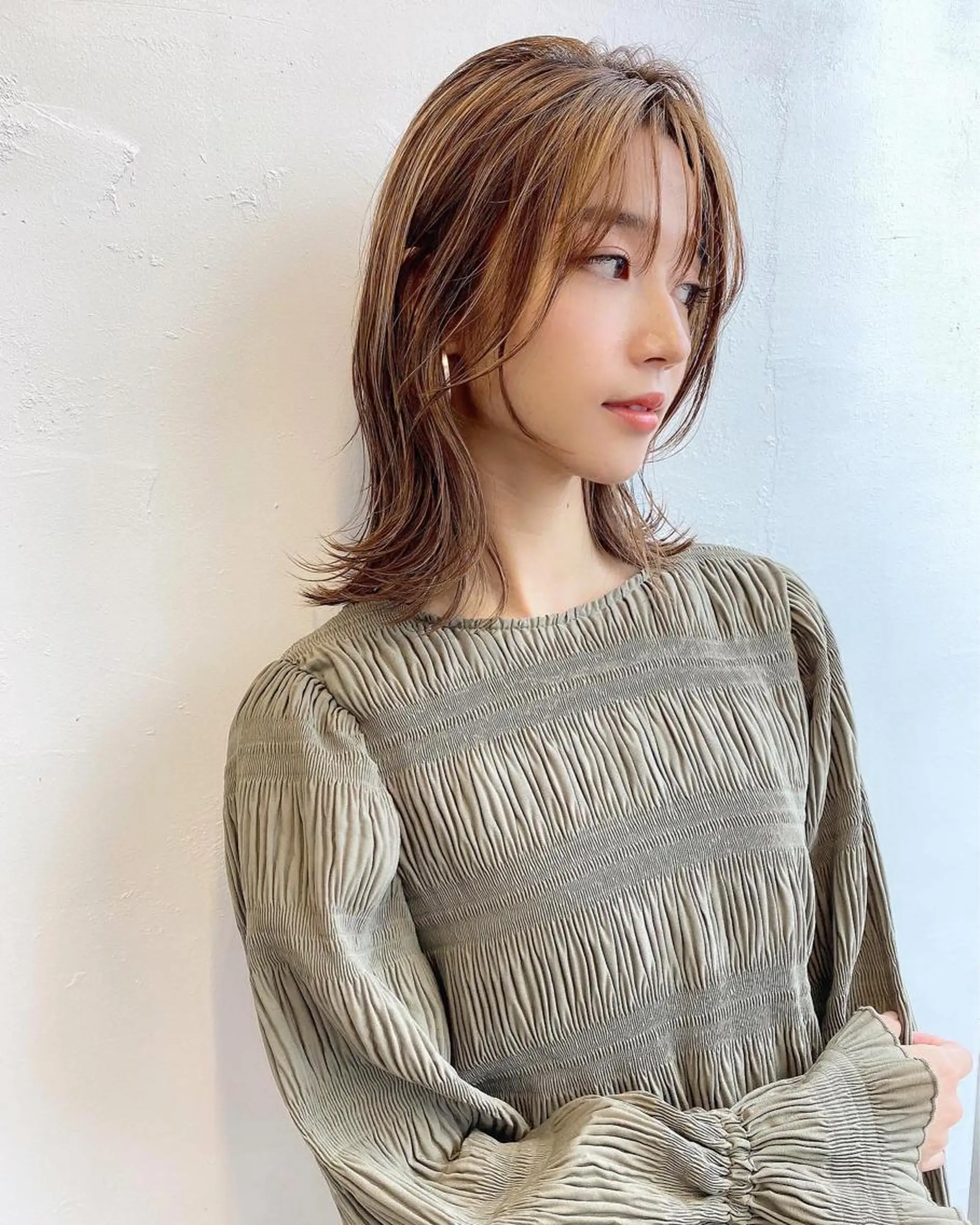 ミディアム レイヤーカット ウルフカット ウルフレイヤー 鎌倉 彩のヘアスタイル