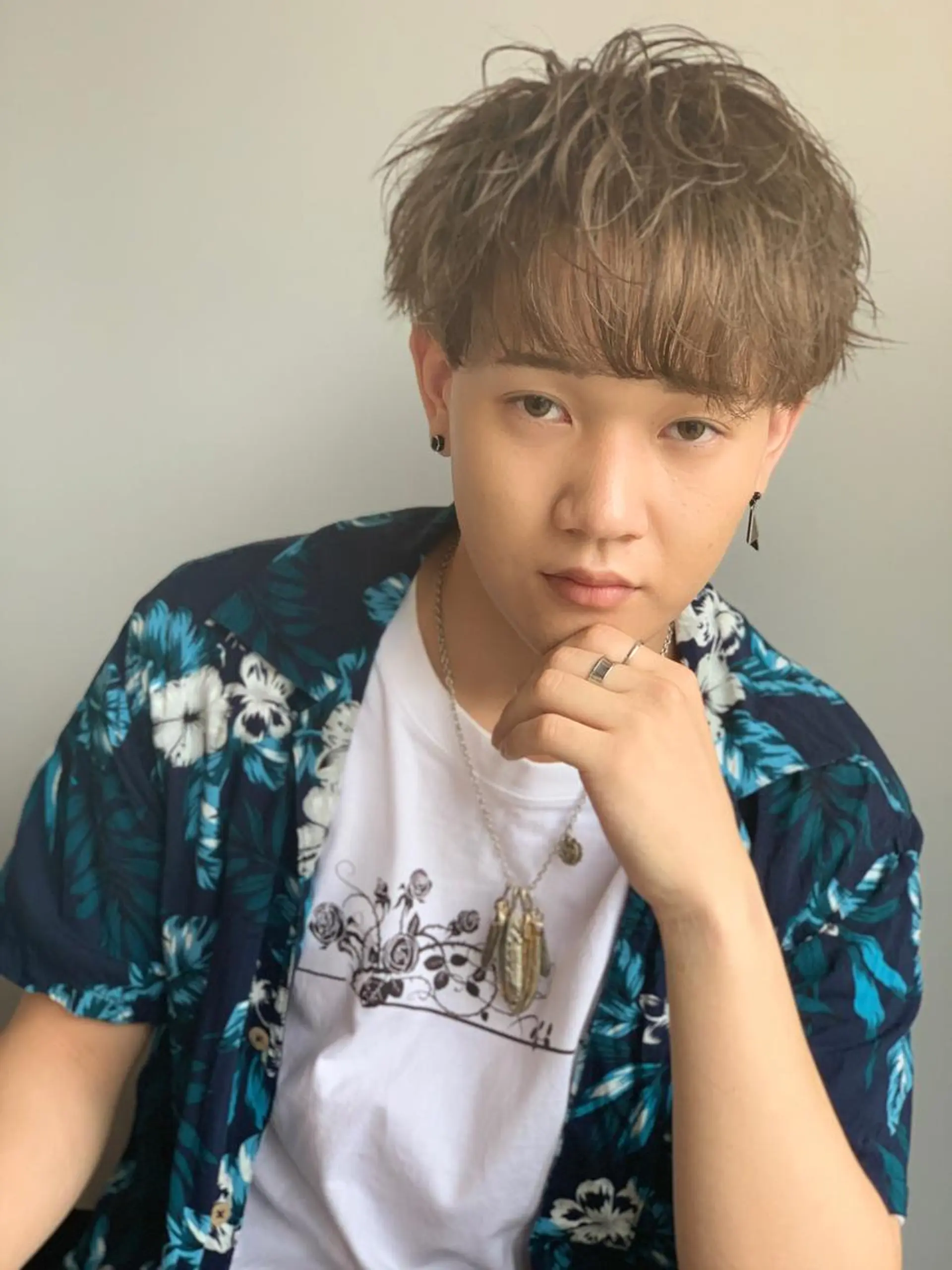 カラー メンズ メンズバレイヤージュ メンズブリーチ センターパート メンズハイライト メンズインナーカラー ヘアカラー トリートメント ☀️Luana☀️ 公式/大通のヘアスタイル