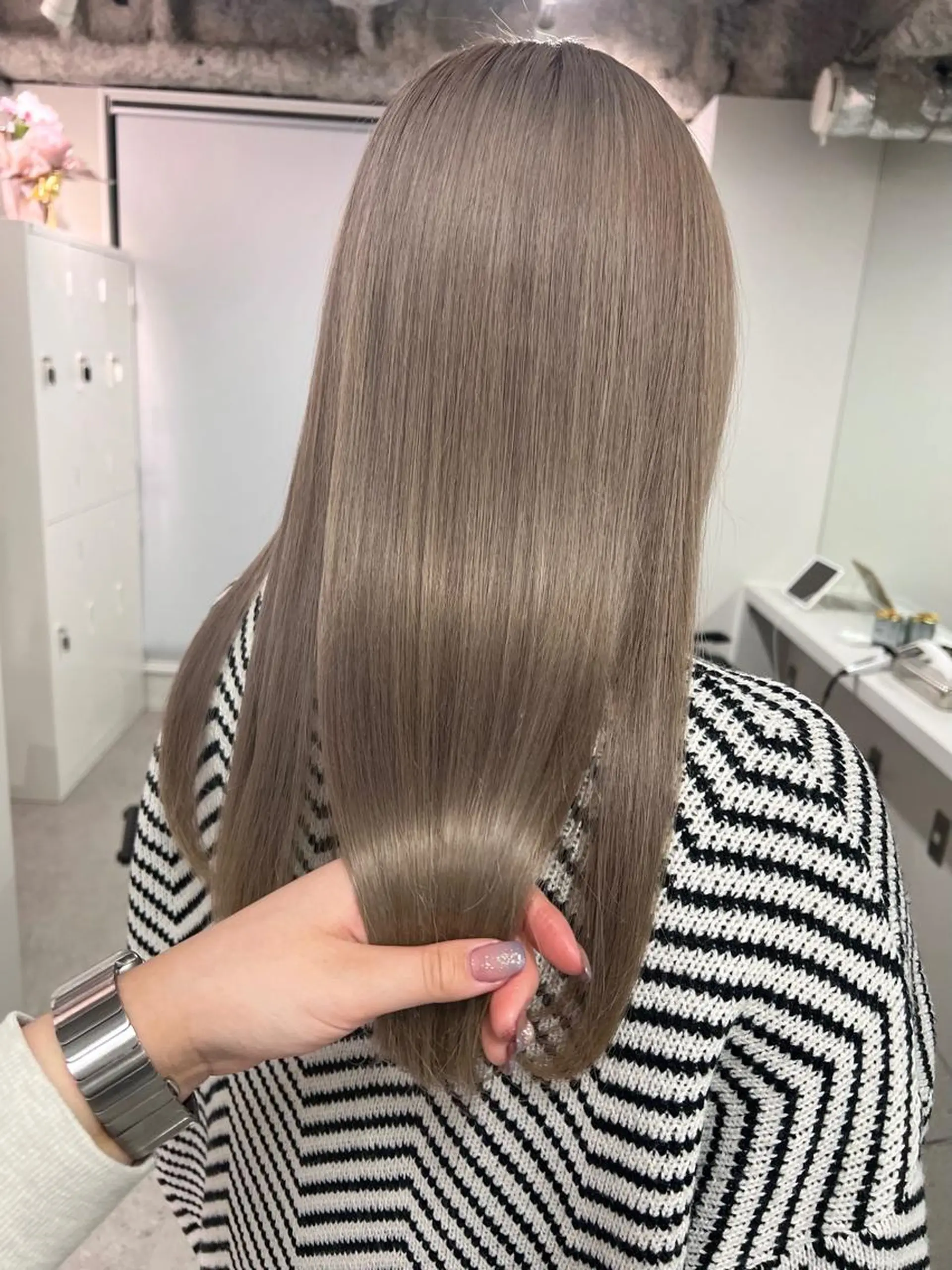 セミロング カラー グレージュ ハイトーンカラー 髪質改善 トリートメント sio.nail&eyebrow salon shimokitazawa2号店所属・nailist mana𖤐´-のネイルデザイン