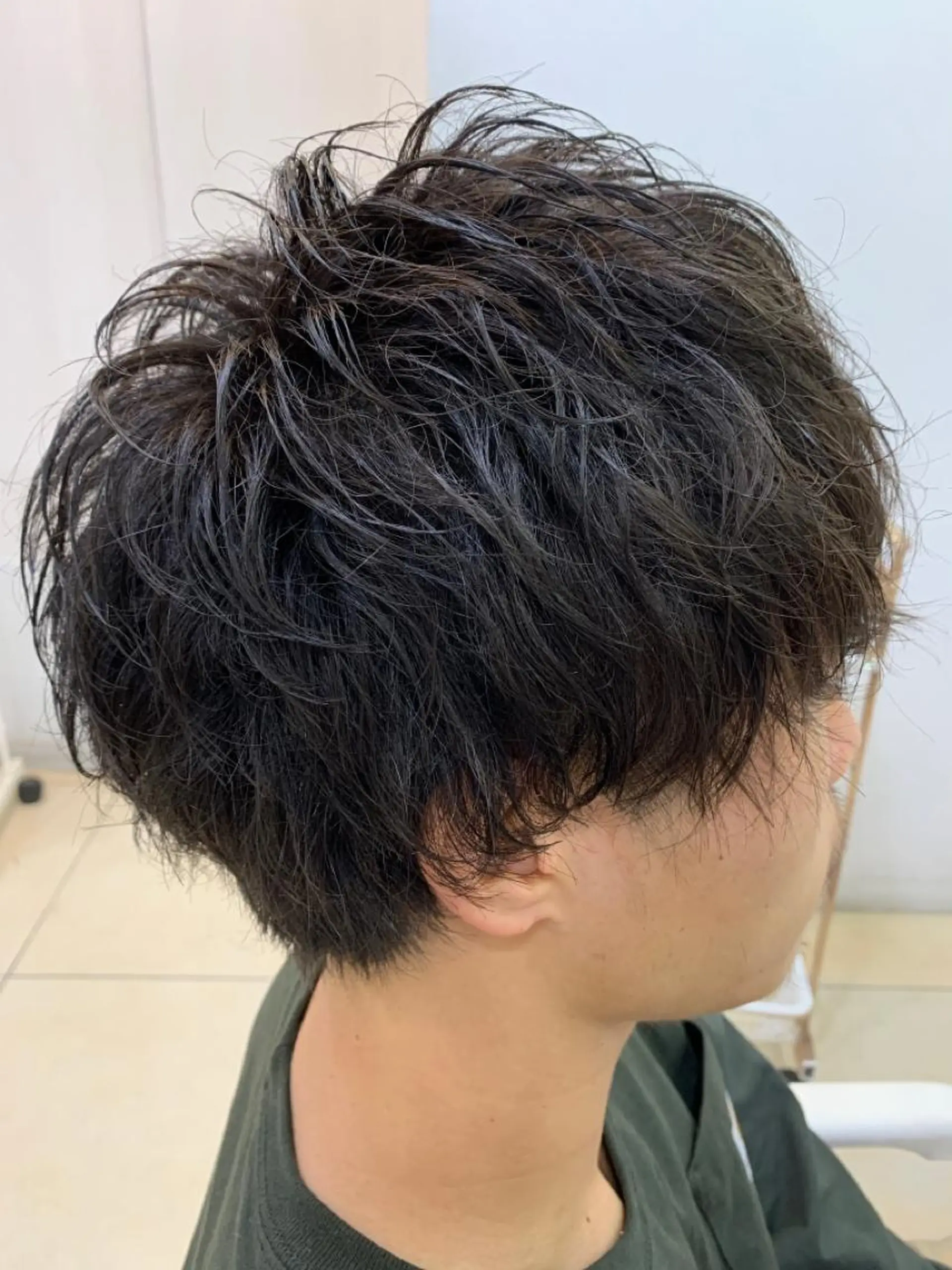 ショート パーマ メンズ マッシュ メンズパーマ スパイラルパーマ 韓国風メンズ/毛流れ ヘアなら須田龍世のヘアスタイル