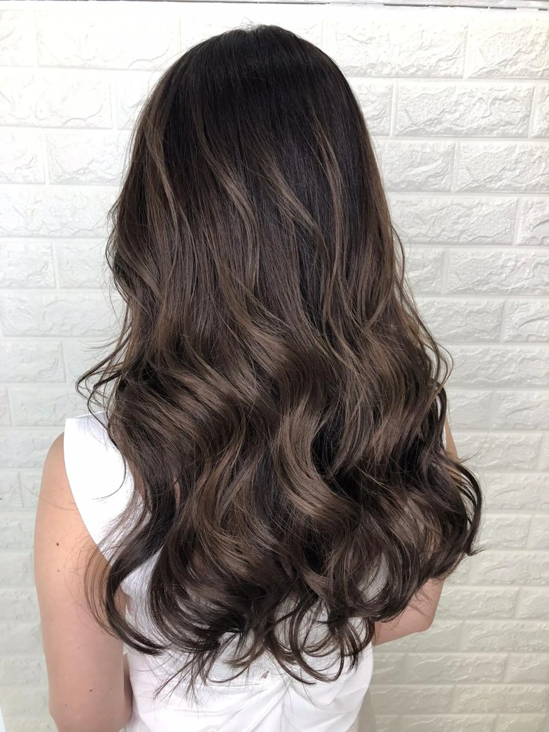 セミロング カット ヘアカラー トリートメント GO TODAYシェアサロン原宿Leap店所属・髪質改善 レイヤー Naoyaのヘアスタイル