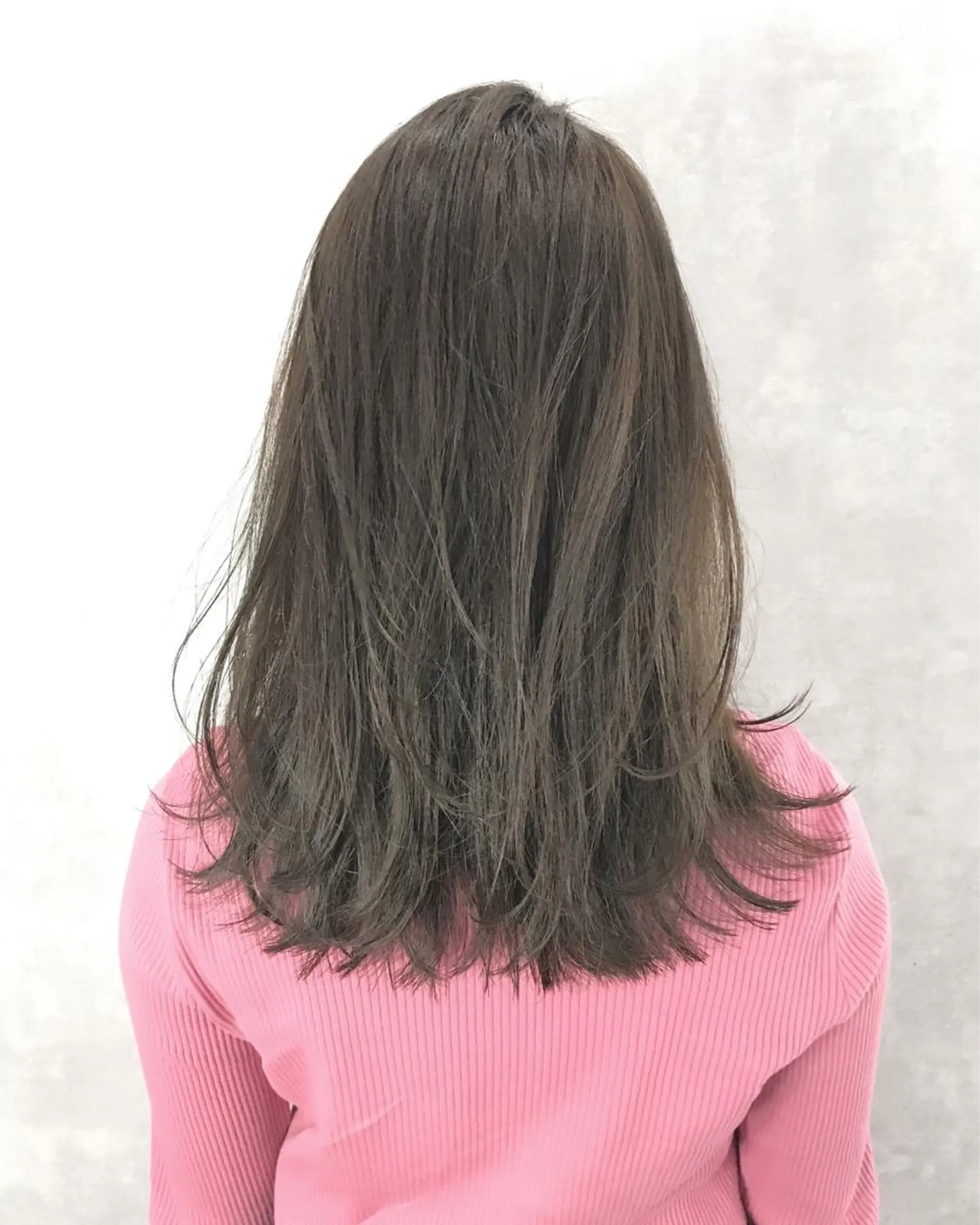 セミロング カラー グレージュ TOMOYAレイヤー ブリーチ縮毛矯正のヘアスタイル