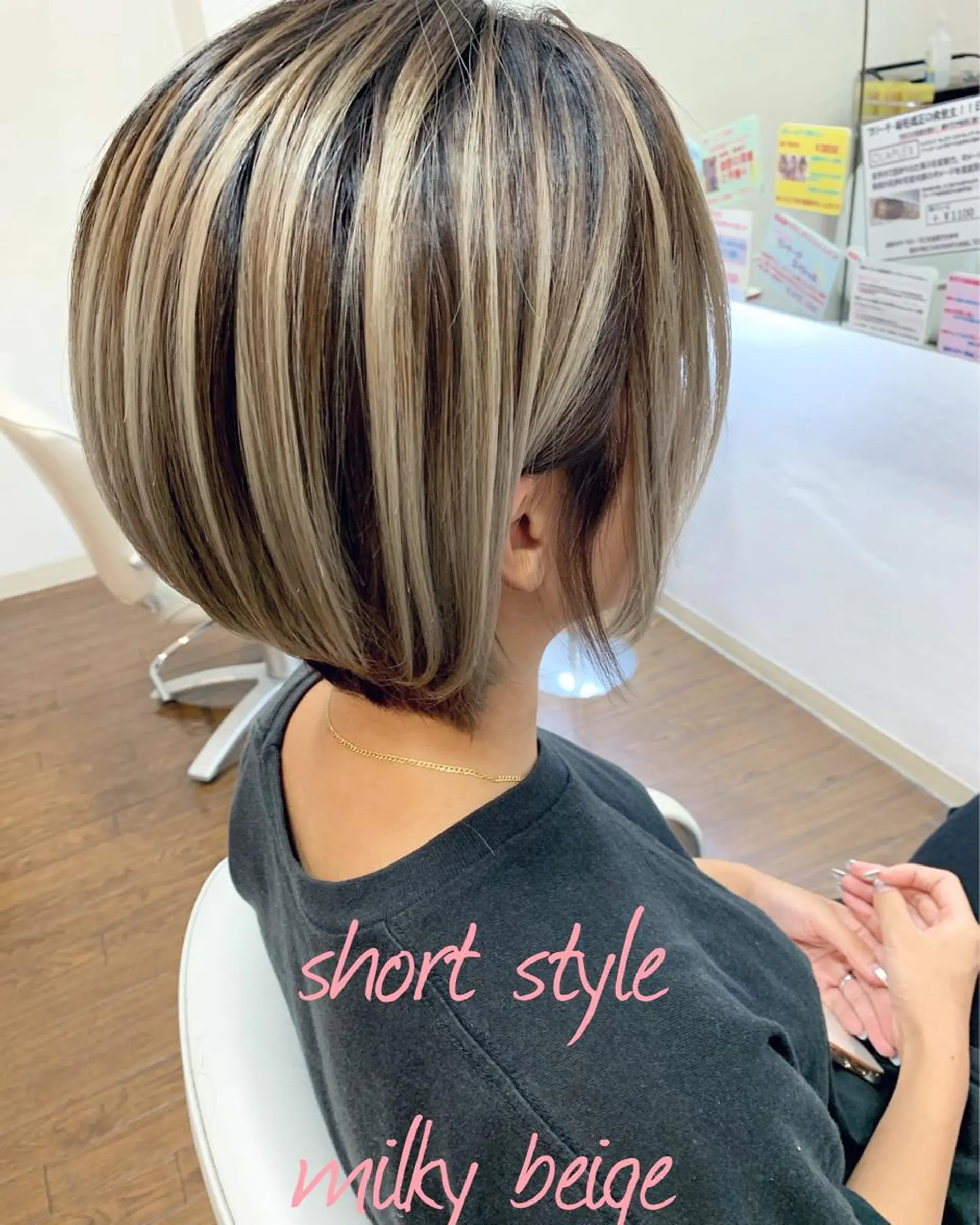 ショート カラー ベージュカラー ミルクティーベージュ GLAD 萩原のヘアスタイル