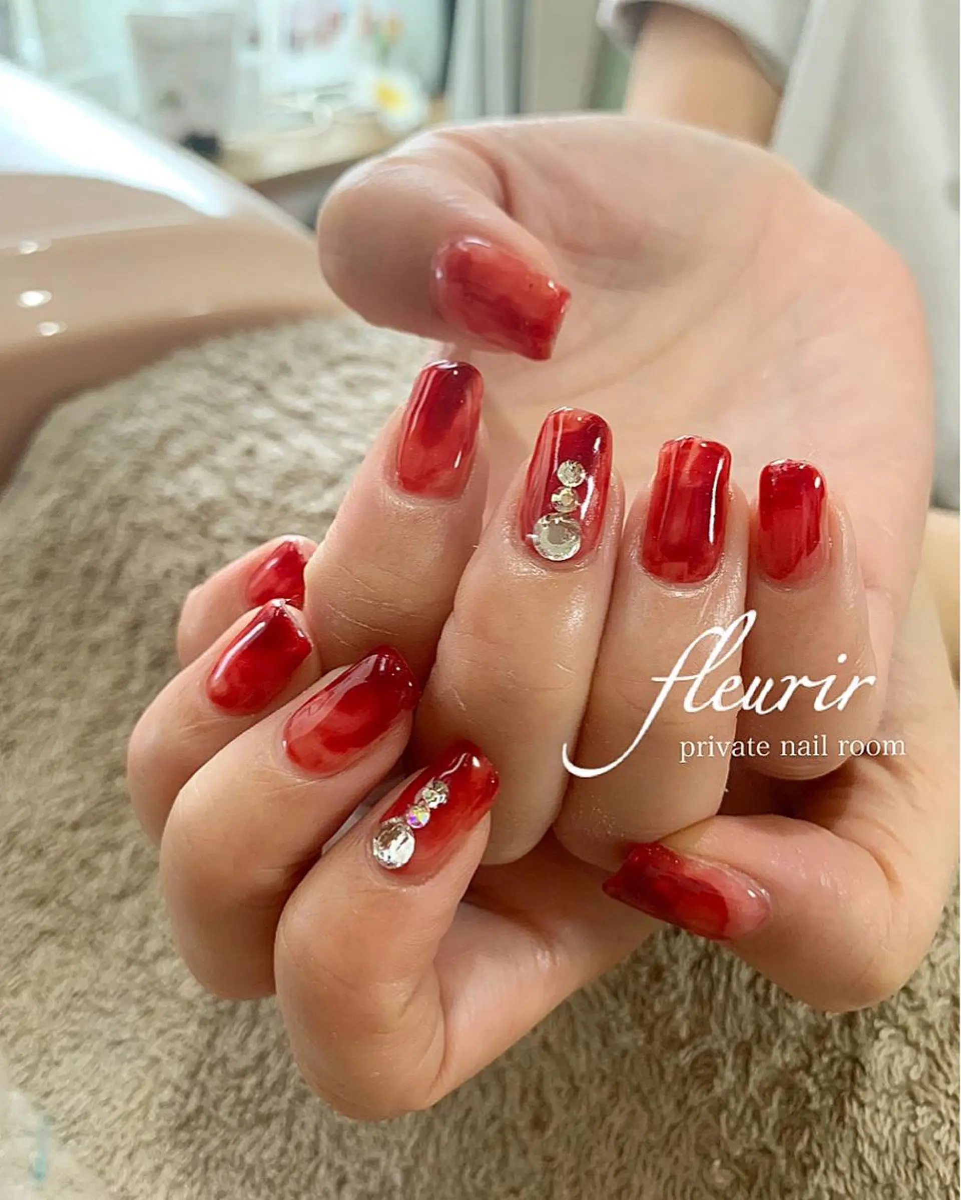 ネイル べっ甲ネイル ボルドー 赤色 ストーンネイル フルリール 【プライベートサロンのネイルデザイン