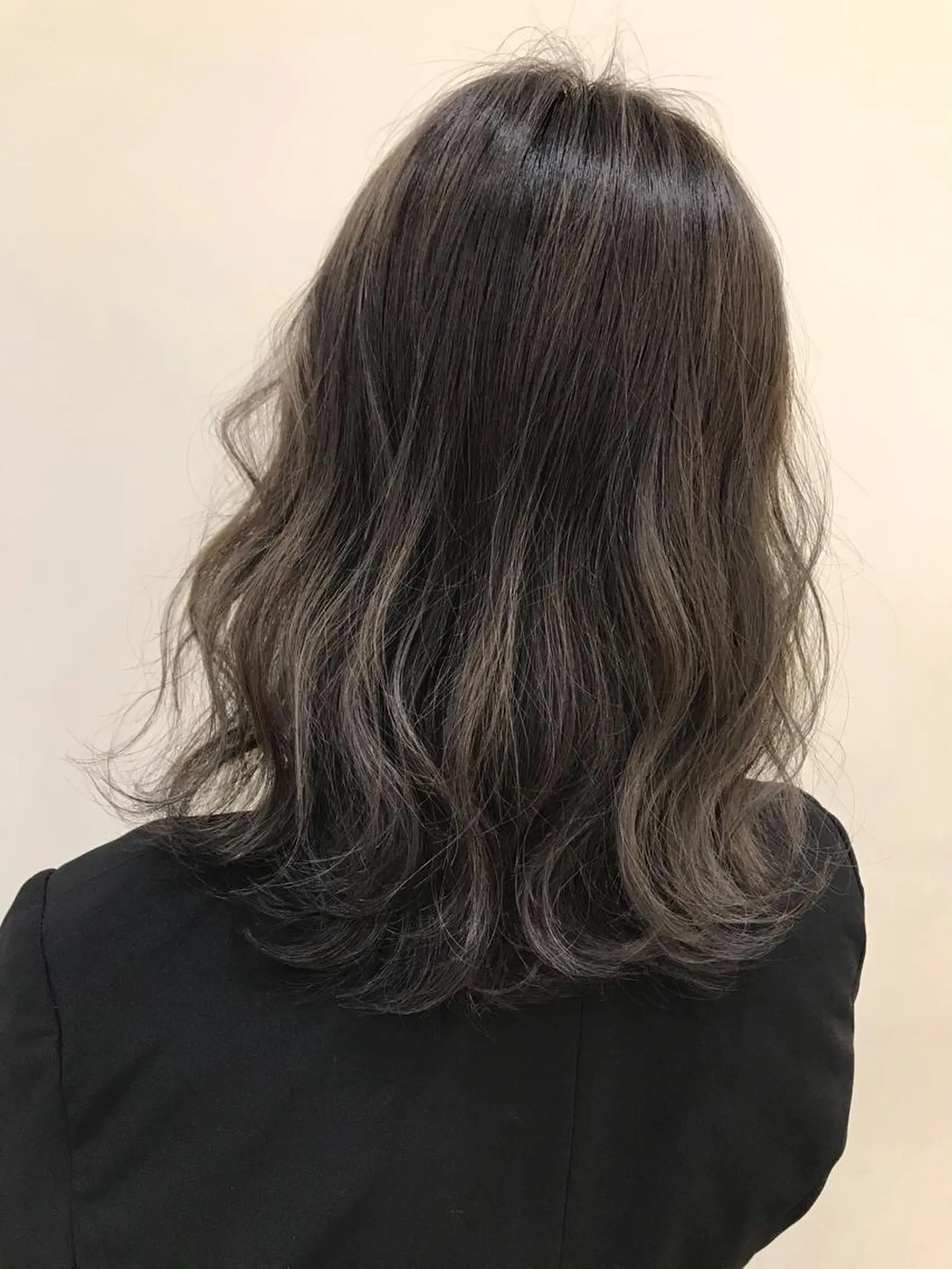 ミディアム カラー アッシュ アッシュグレー アッシュグレージュ ダブルカラー グレージュ 透明感カラー ボブ ミディアム 齊木勇人のヘアスタイル
