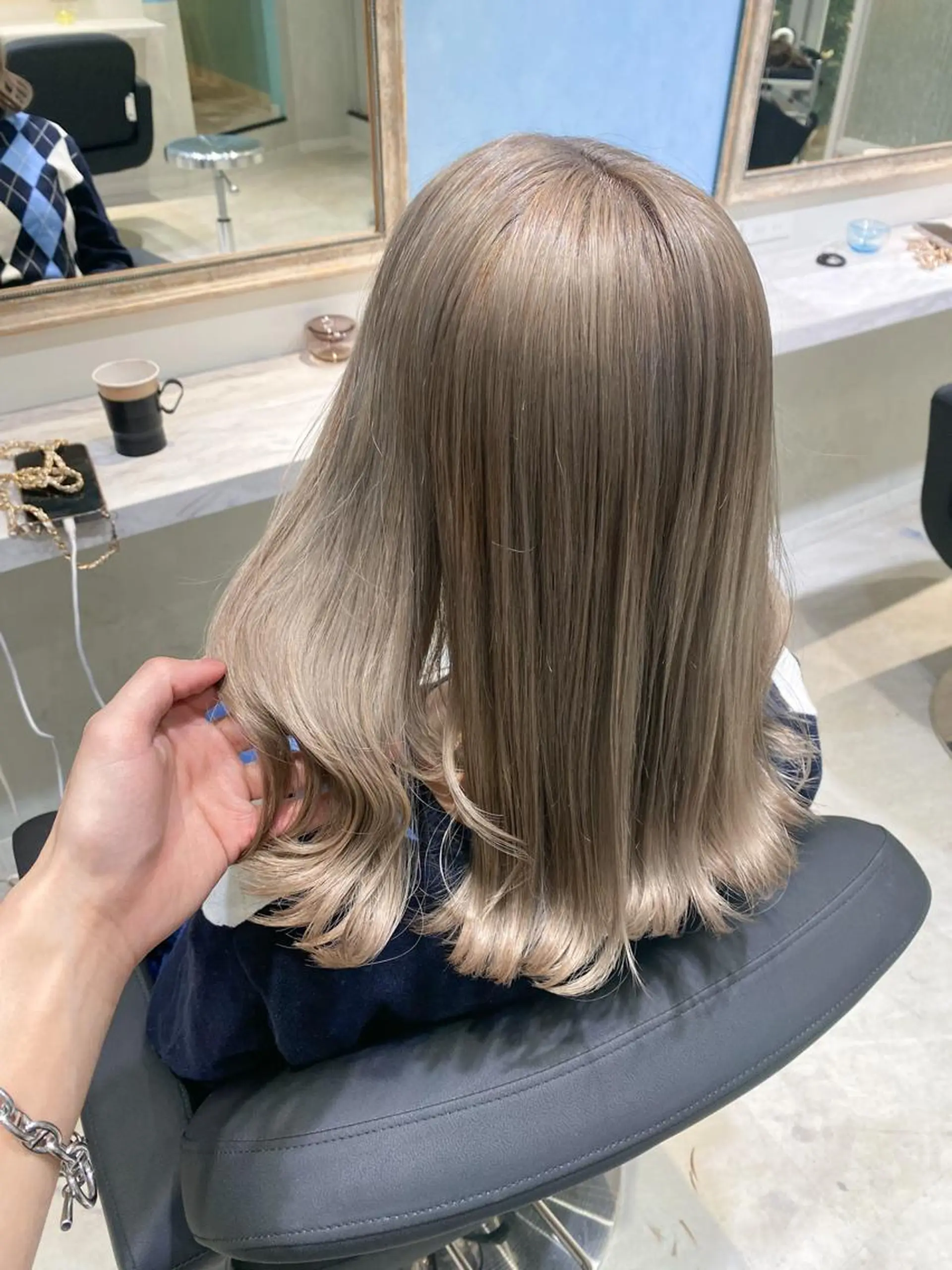 セミロング カラー THESALONS所属・🤍ブリーチカラー /寄田龍樹🤍のヘアスタイル