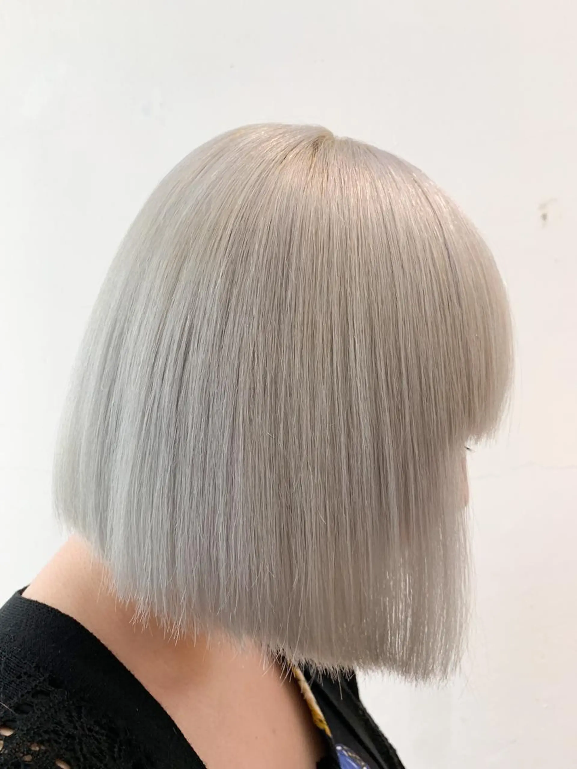 ミディアム カラー 切りっぱなしボブ ブリーチ ブロンド ケアブリーチ ホワイトブロンド ヘアカラー トリートメント THE./ブリーチ 透感カラー/髪質改善のヘアスタイル