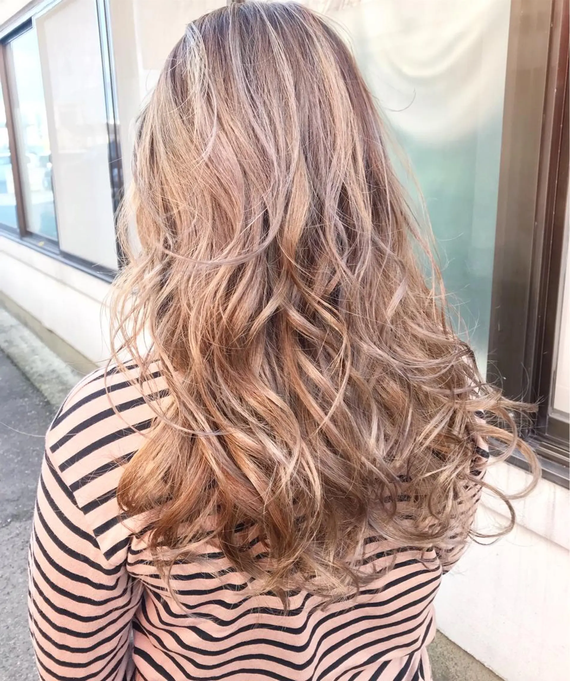 セミロング カラー ヘアアレンジ お団子ヘア 切りっぱなしボブ バレイヤージュ ブリーチ デザインカラー Mariana/ 鶴原-ハイライトのヘアスタイル