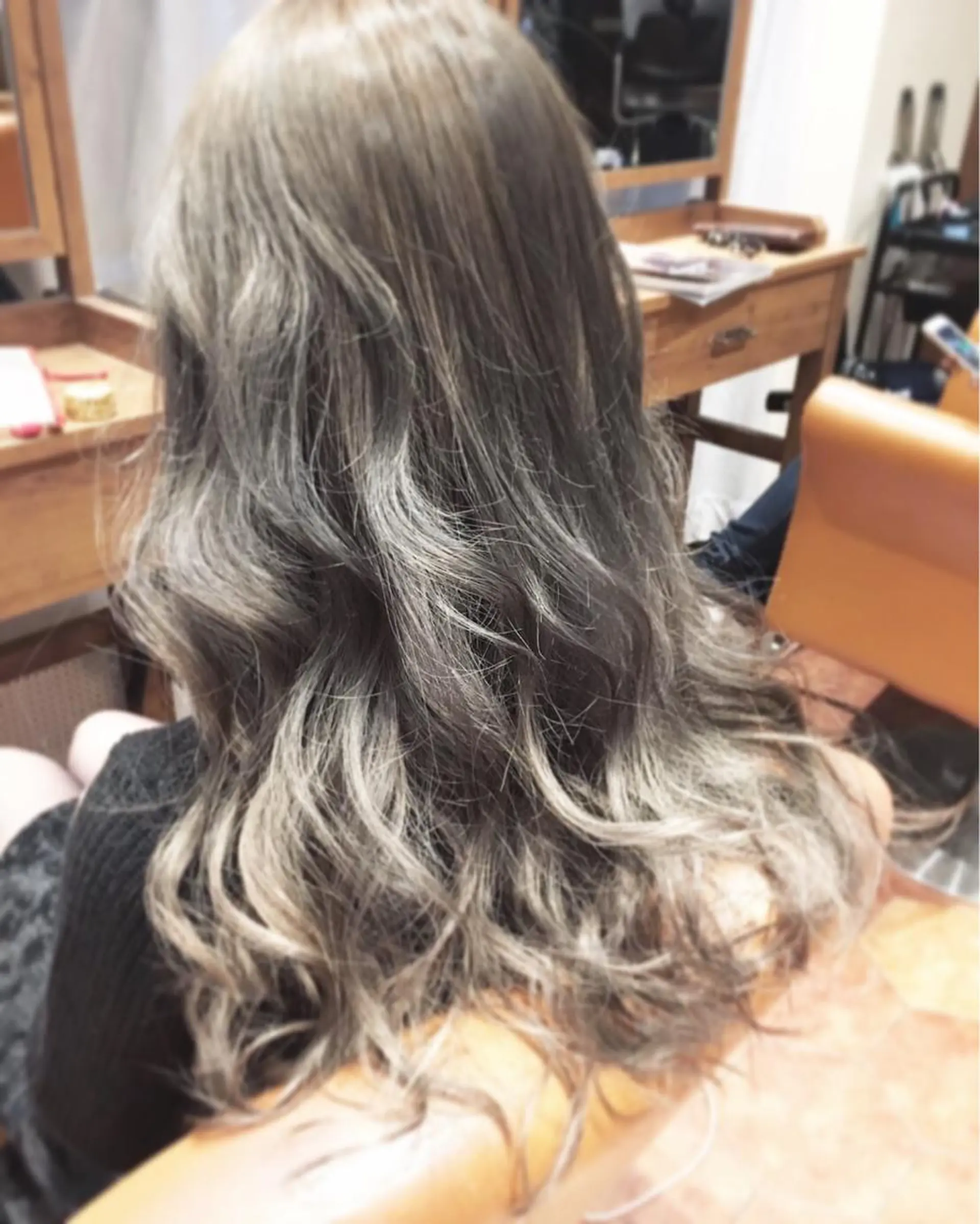 ミディアム セミロング ロング カラー アッシュ アッシュグレー kazufumi ..のヘアスタイル