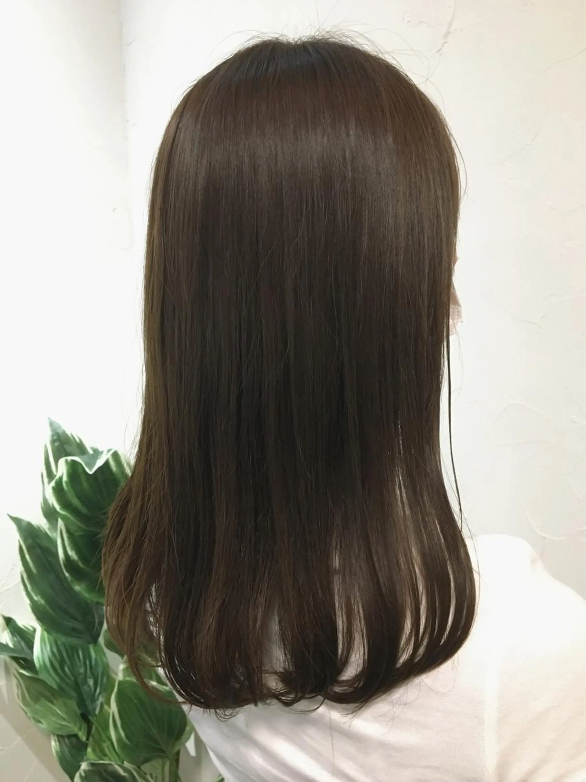 セミロング カラー ベージュカラー 透明感カラー オリーブベージュ 鈴木 咲輝のヘアスタイル