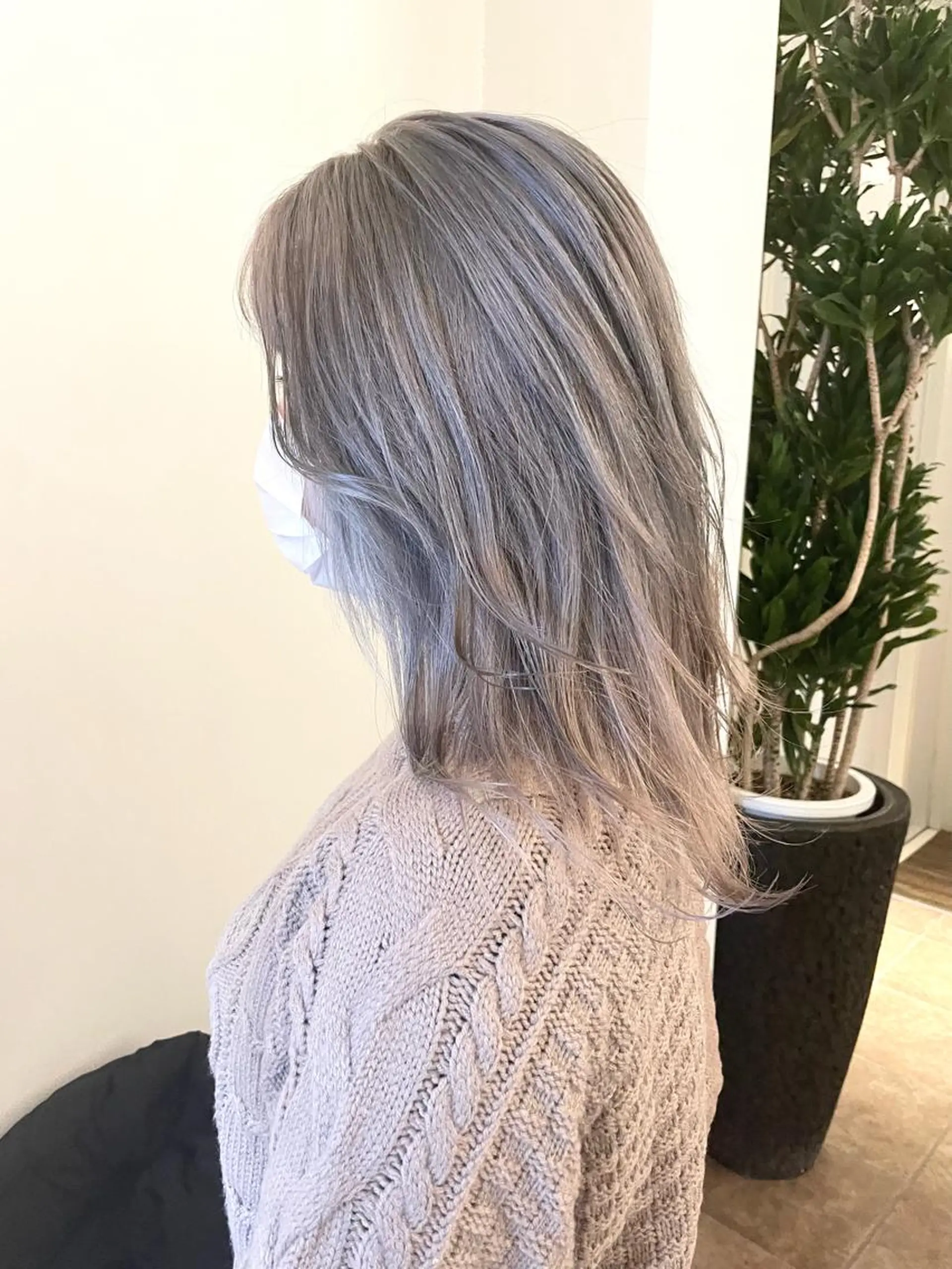 ミディアム カラー シルバー カット ヘアカラー トリートメント ダメージレスブリーチ HIROSHIのヘアスタイル