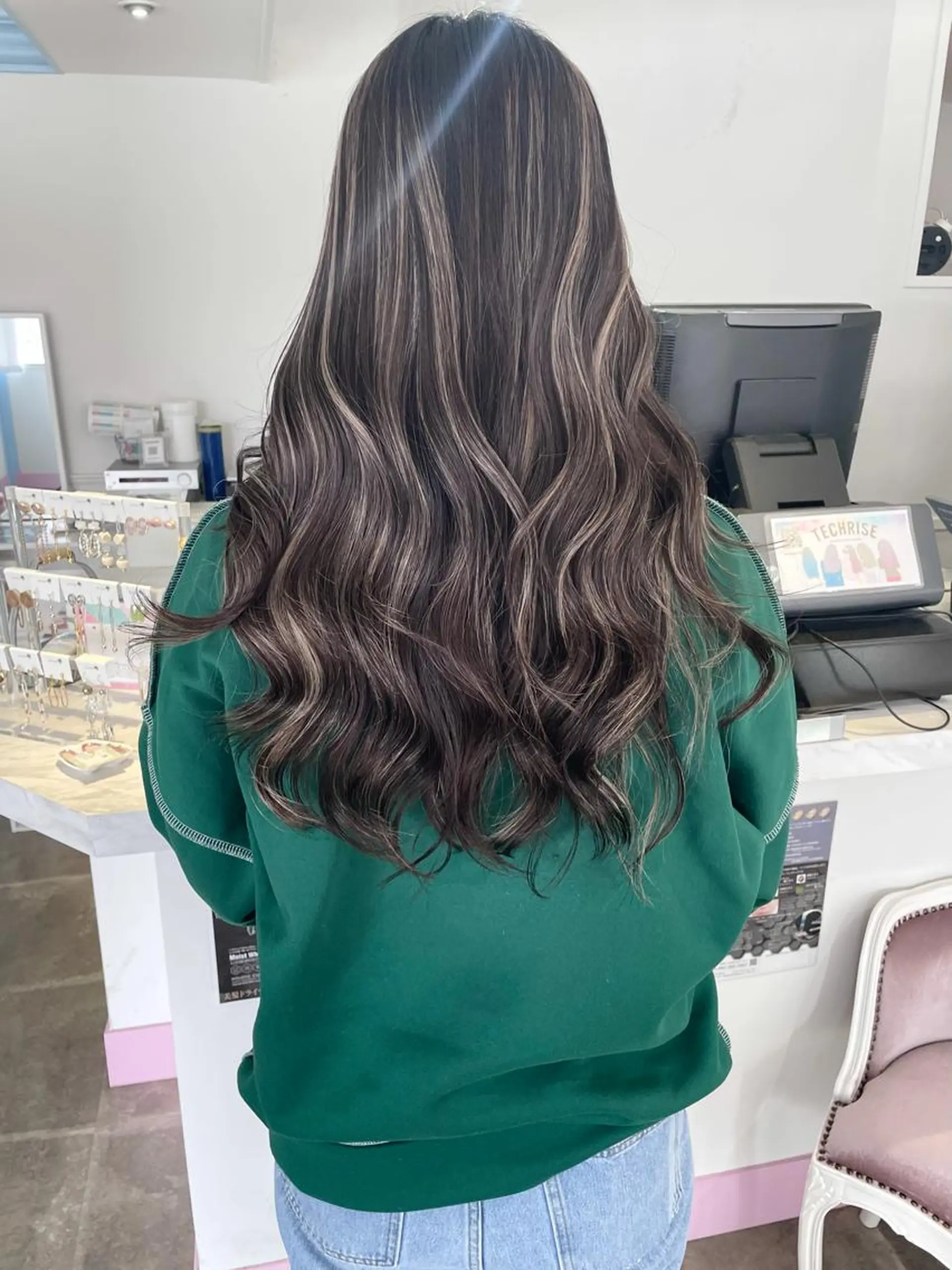 ロング ハイライト ヘアカラー トリートメント Lit所属・Lit.豊橋 夏目のヘアスタイル