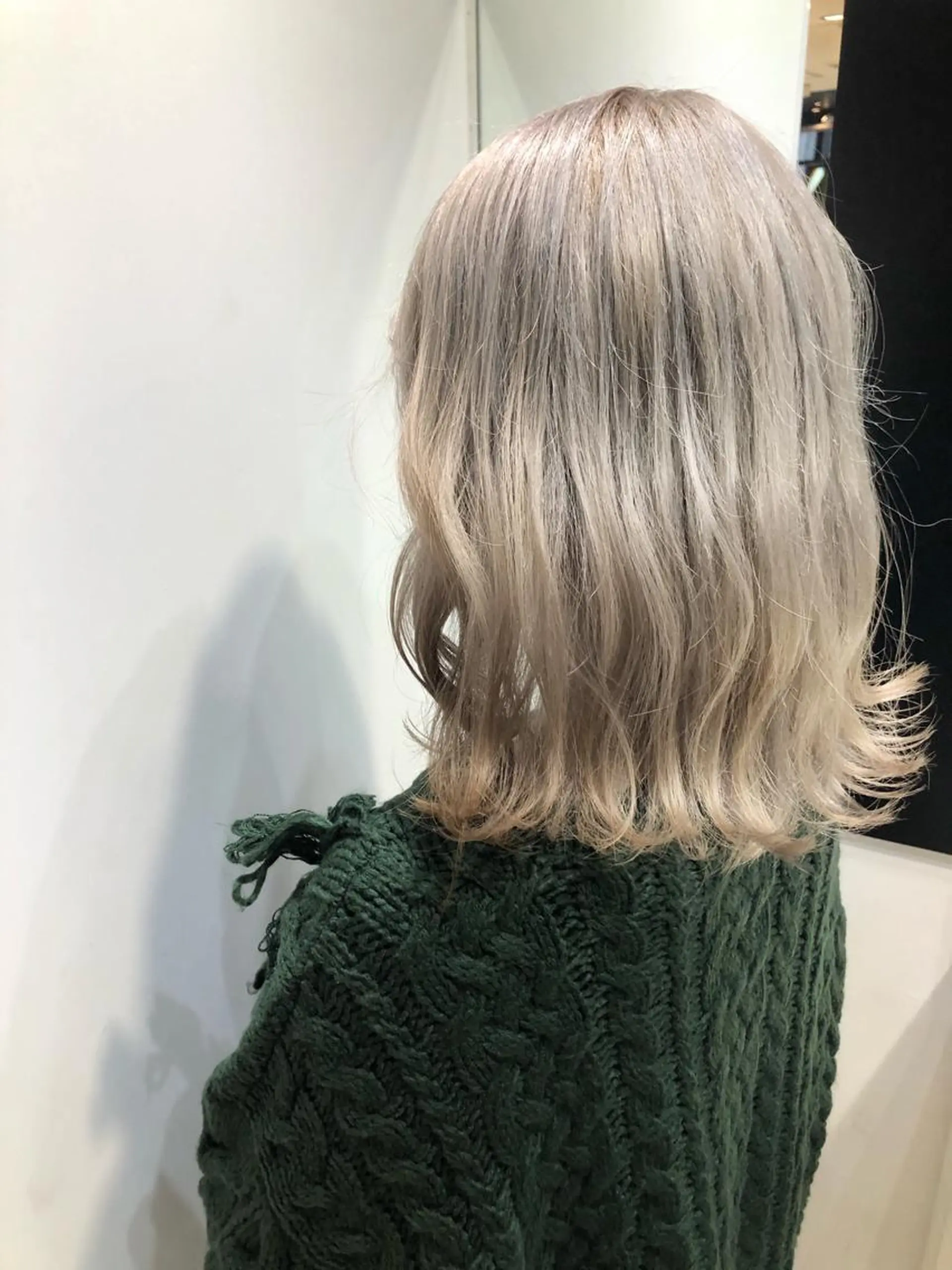 ミディアム カラー ベージュカラー ブリーチ ホワイトベージュ 女性リピ90%🍨 🩷佐藤みずきのヘアスタイル