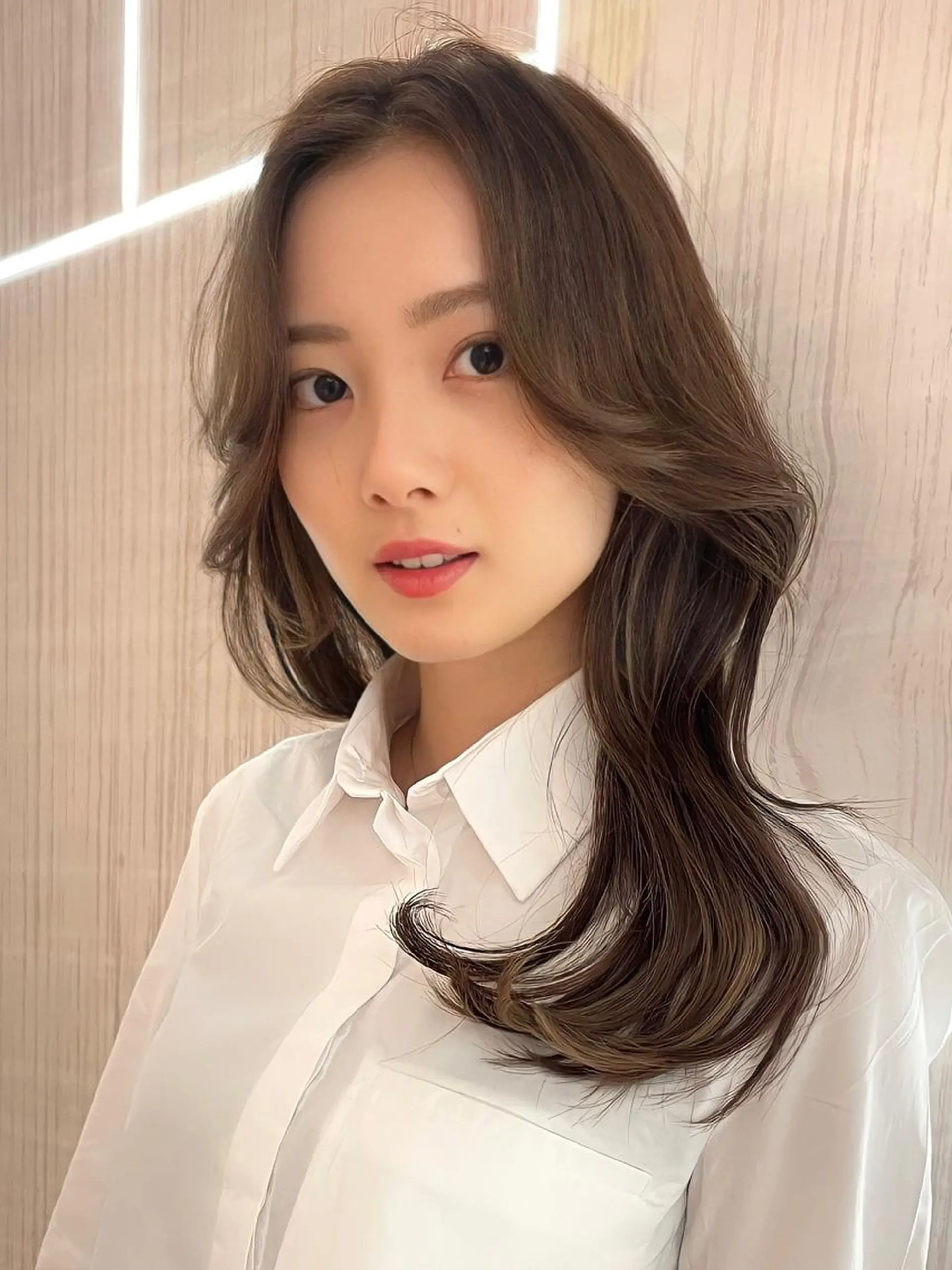 ミディアム カラー ミディアムレイヤー ベージュカラー ブラウンカラー ミルクティーベージュ くびれヘア 顔周り特化/韓国ヘア /レイヤー/吉野幸大のヘアスタイル