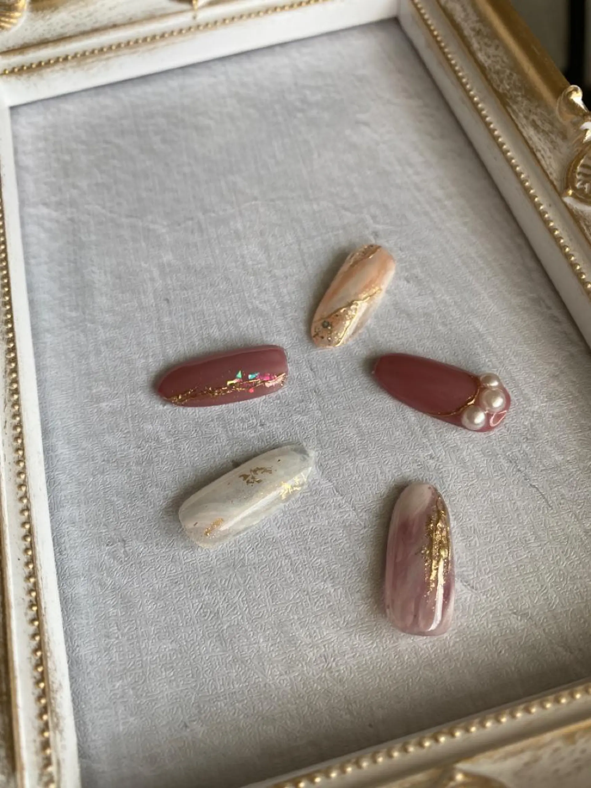 ネイル 長さ出し ジェルネイル ゴールド ミラーネイル ニュアンスネイル ハンドネイル ハンドケア Lililas サロン&スクールのネイルデザイン