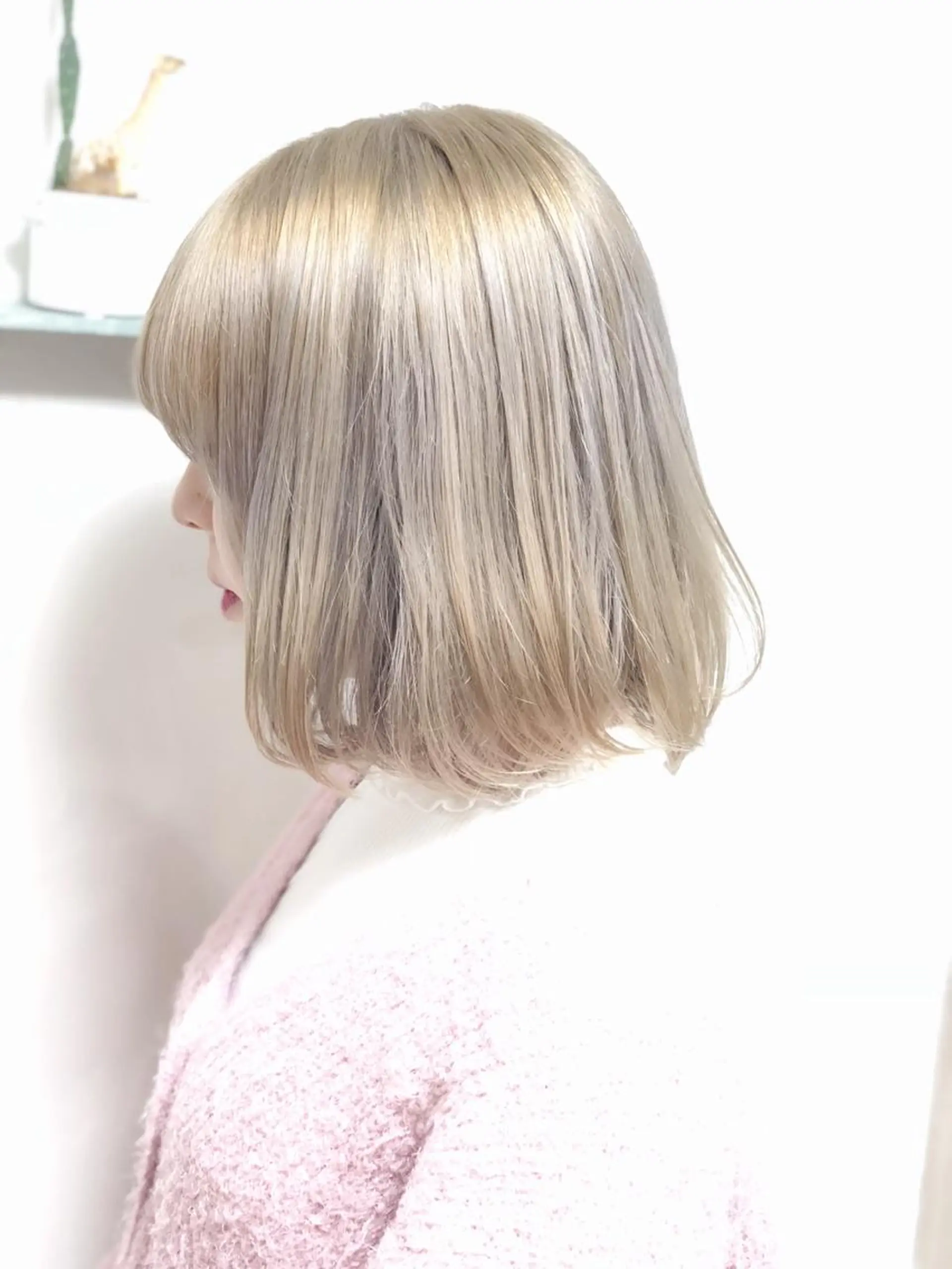 ミディアム カラー パーマ ヘアアレンジ アッシュ ベージュカラー ブリーチ ミルクティーベージュ ミルクティーアッシュ 推し活専用 【派手髪】飯野ゆかりのヘアスタイル