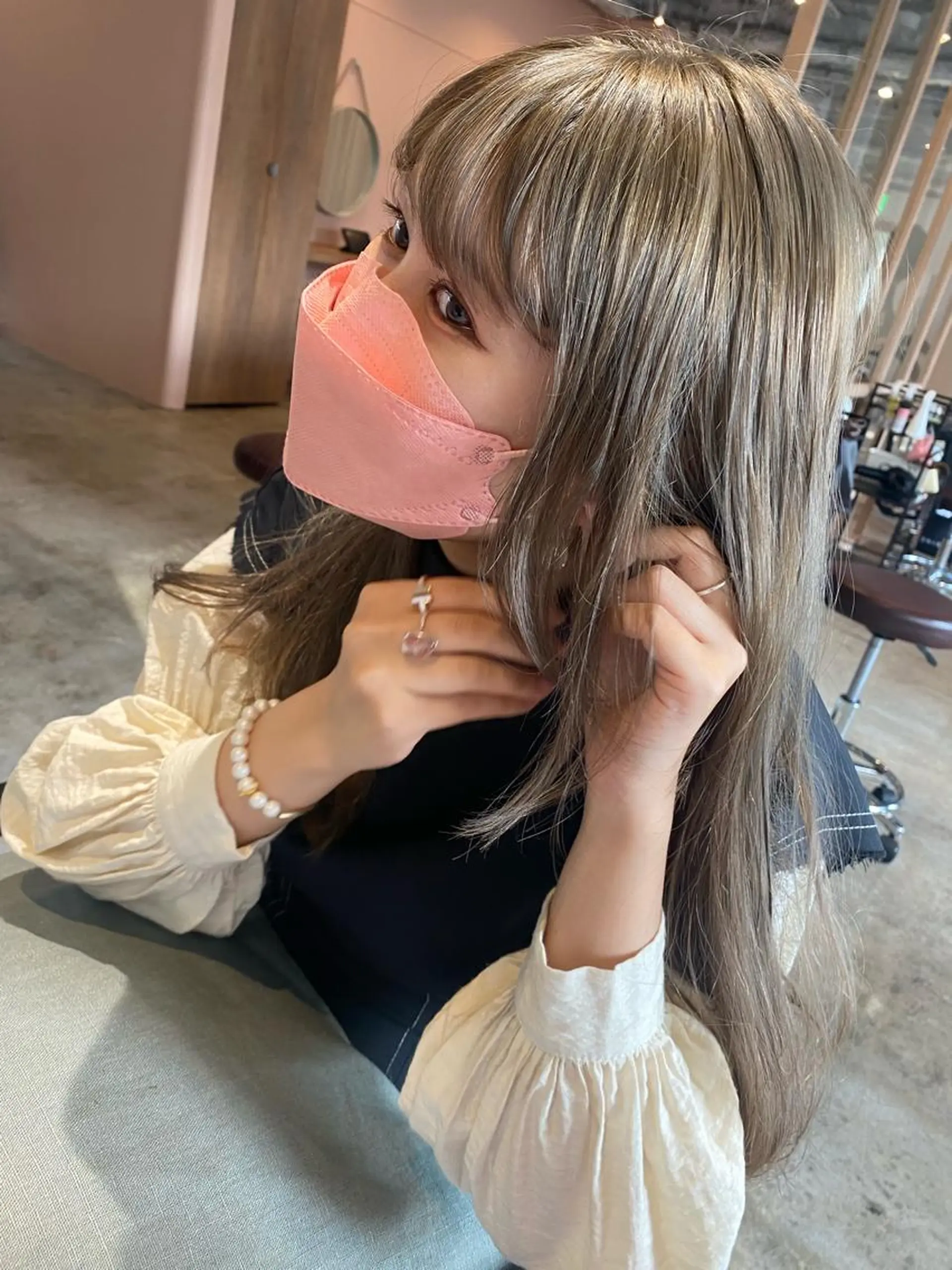 ロング カラー ベージュカラー ミルクティーベージュ カット ヘアカラー Hayashi Shioriのヘアスタイル