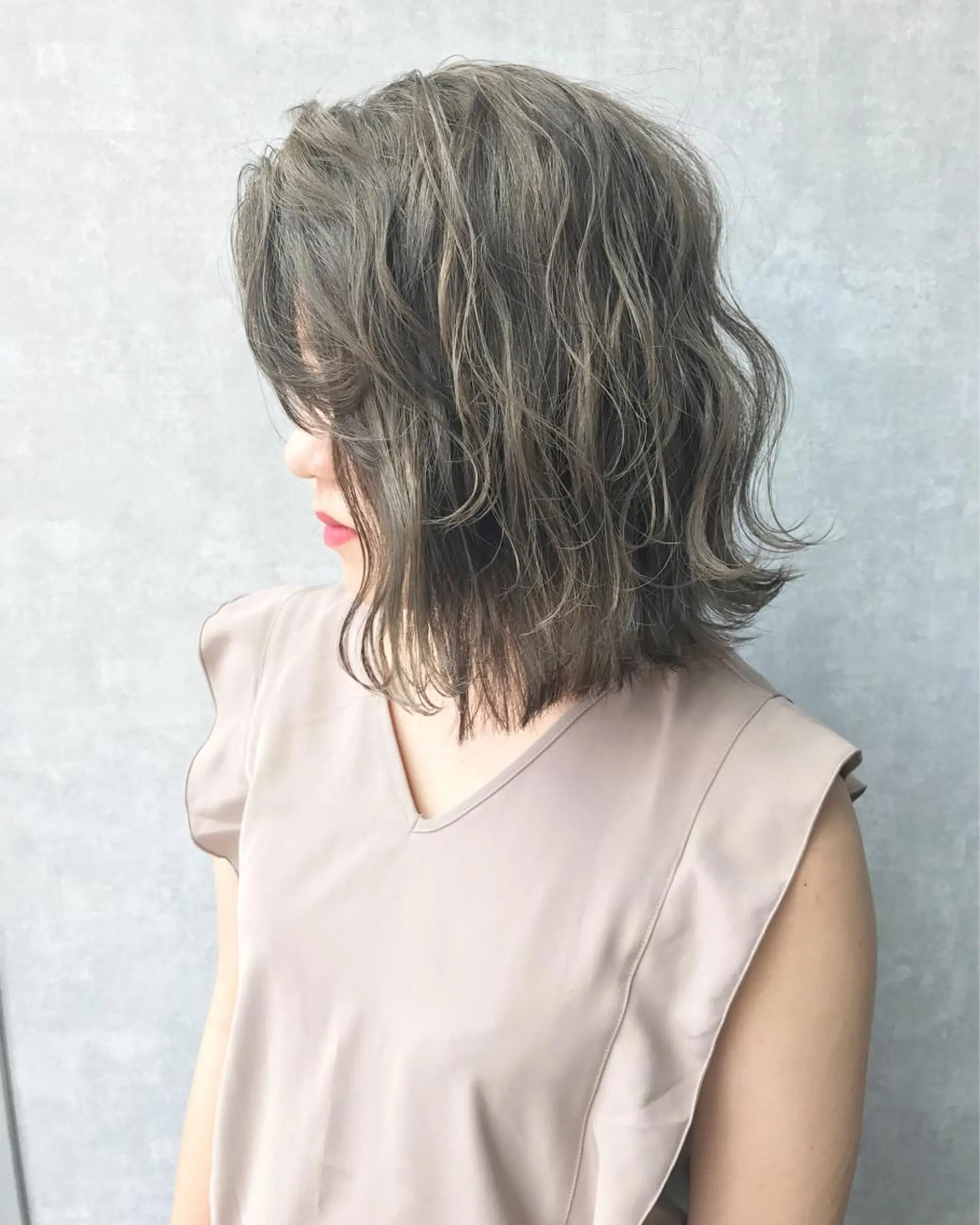 ミディアム カラー TOMOYAレイヤー ブリーチ縮毛矯正のヘアスタイル