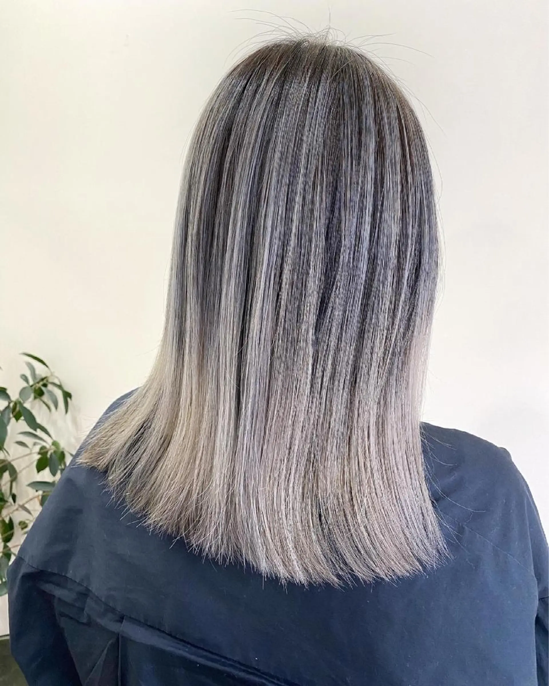 セミロング カラー ヘアカラー トリートメント 服部 樹季のヘアスタイル