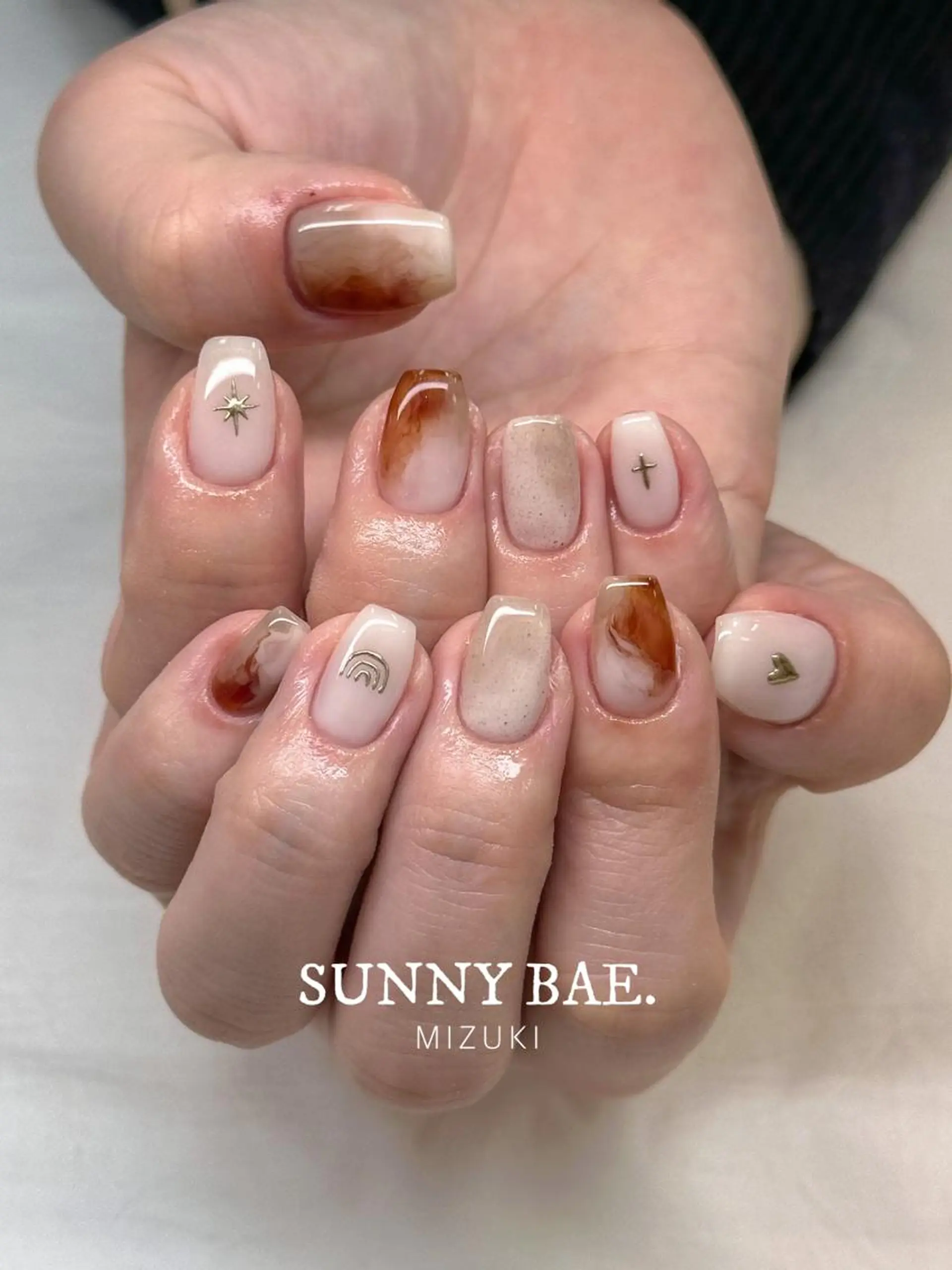 ネイル アートネイル べっ甲ネイル ジェルネイル ハート ミラーネイル ハンドネイル SUNNY BAE. 🌼MIZUKIのネイルデザイン