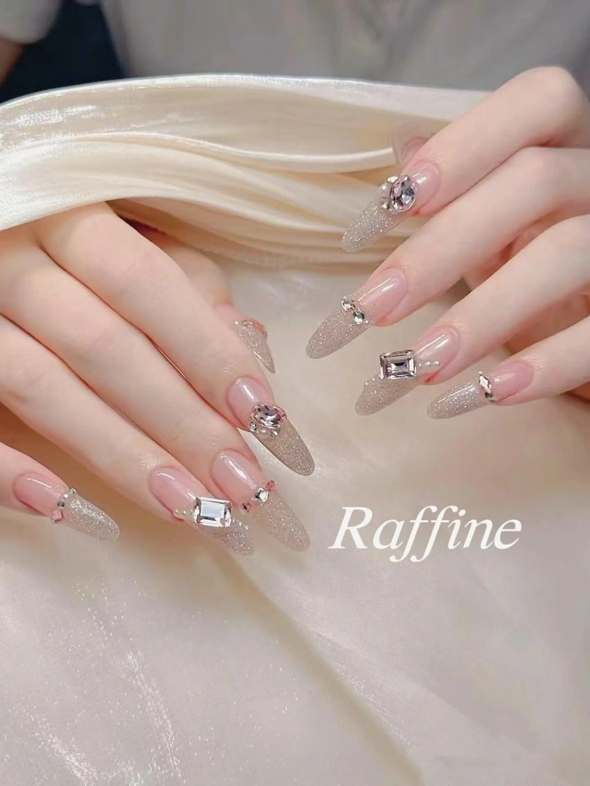 ネイル 長さ出し ネイルチップ ハンドネイル RAFFINE 月🦋🩵のネイルデザイン